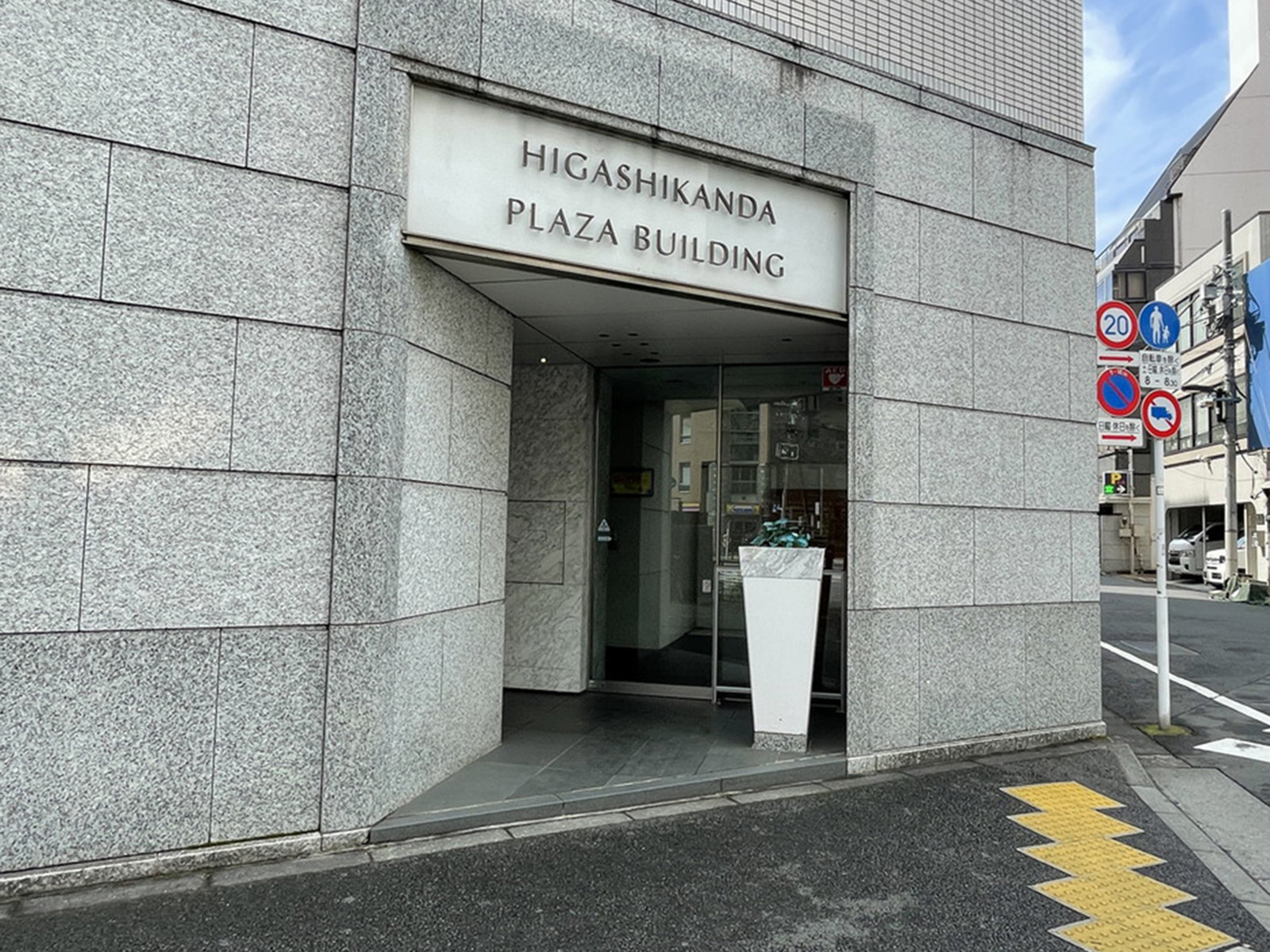 オフィスビル出入口