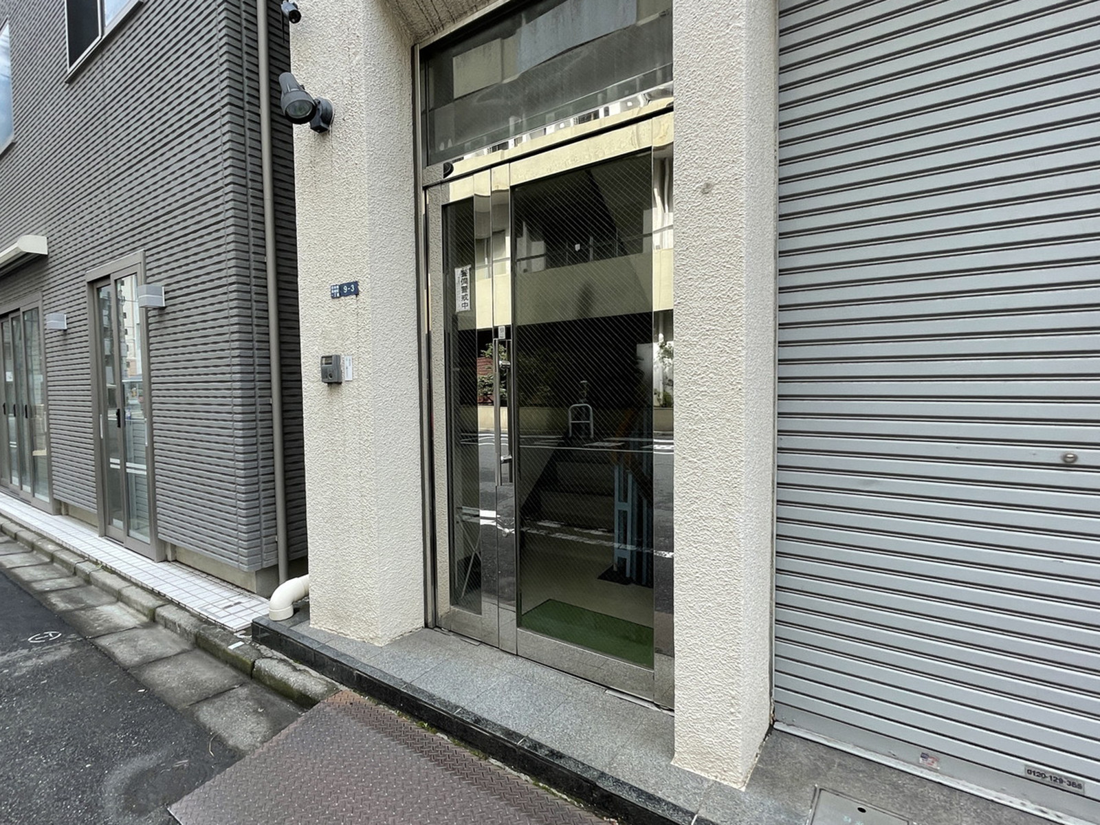 オフィスビル出入口
