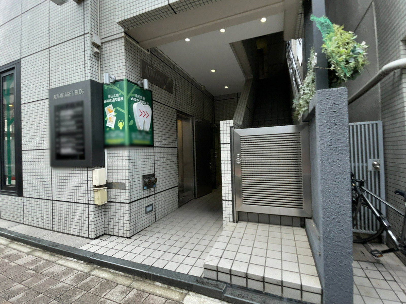 オフィスビル出入口