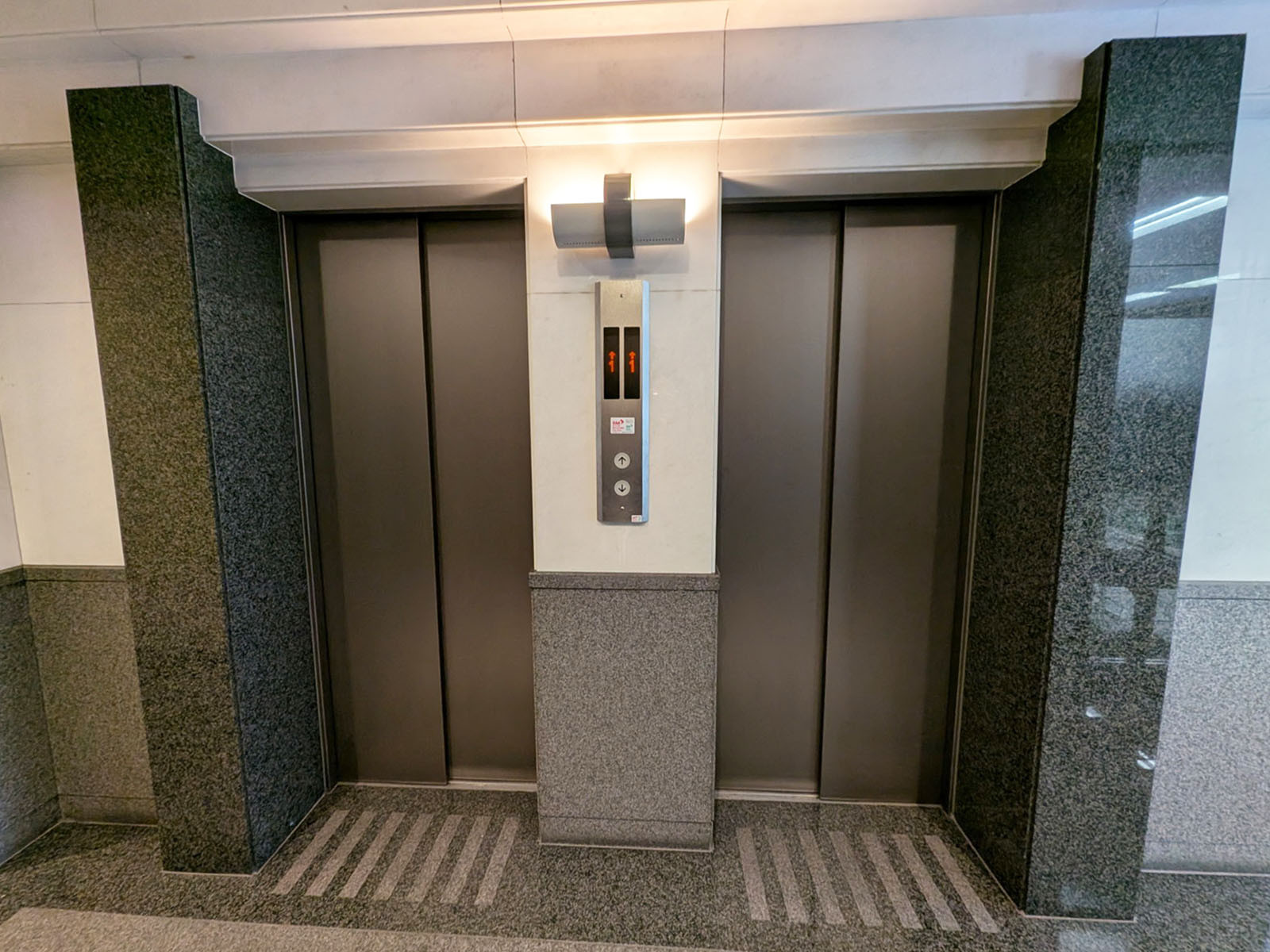 エレベーター(2基)