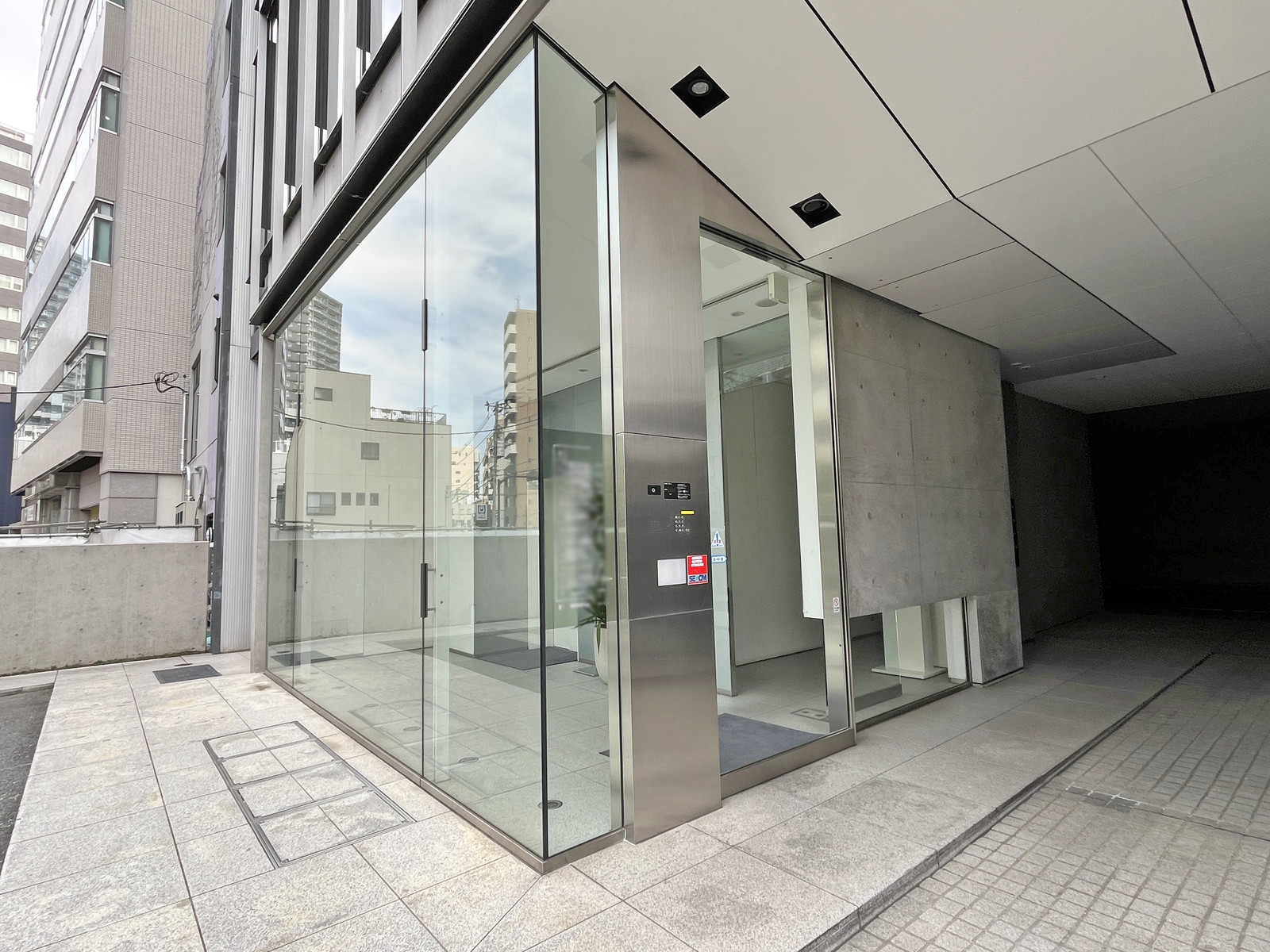 オフィスビル出入口