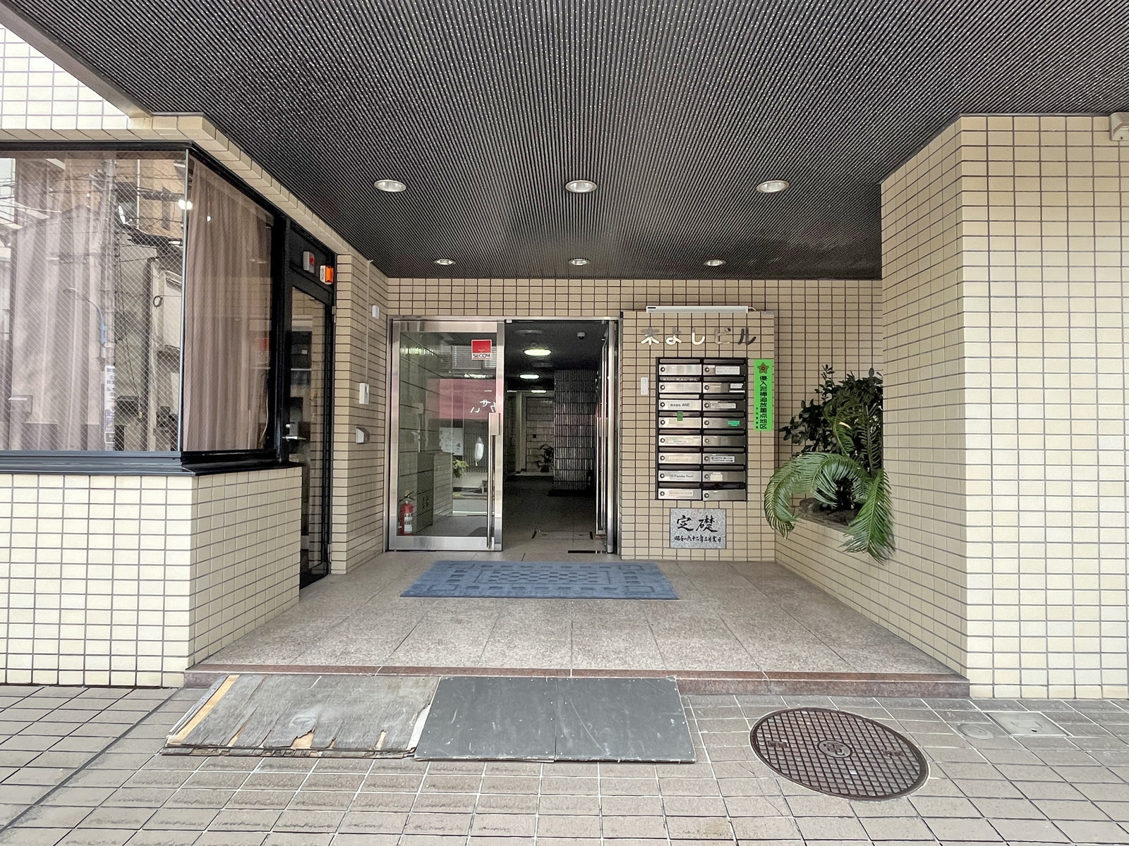 オフィスビル出入口