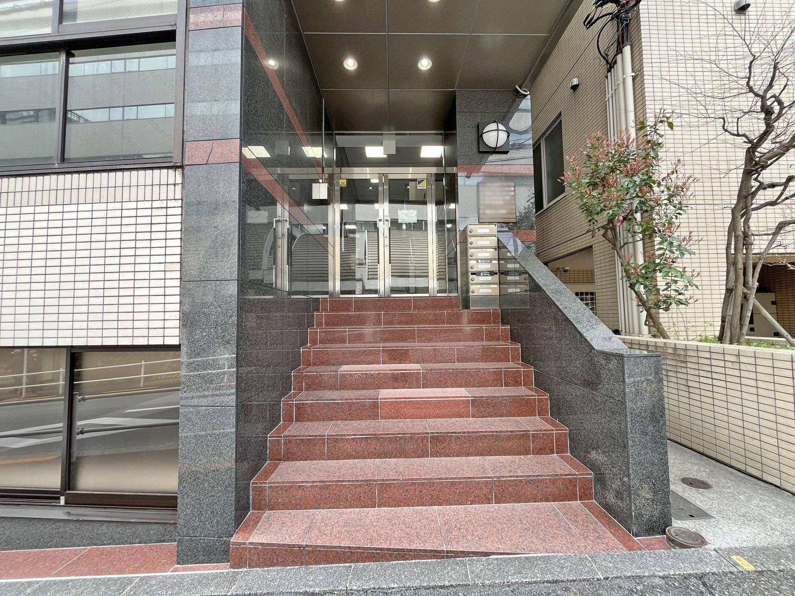 オフィスビル出入口