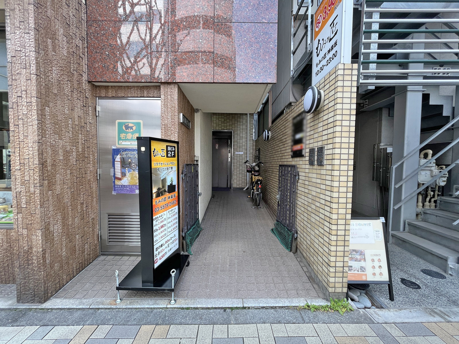 オフィスビル出入口