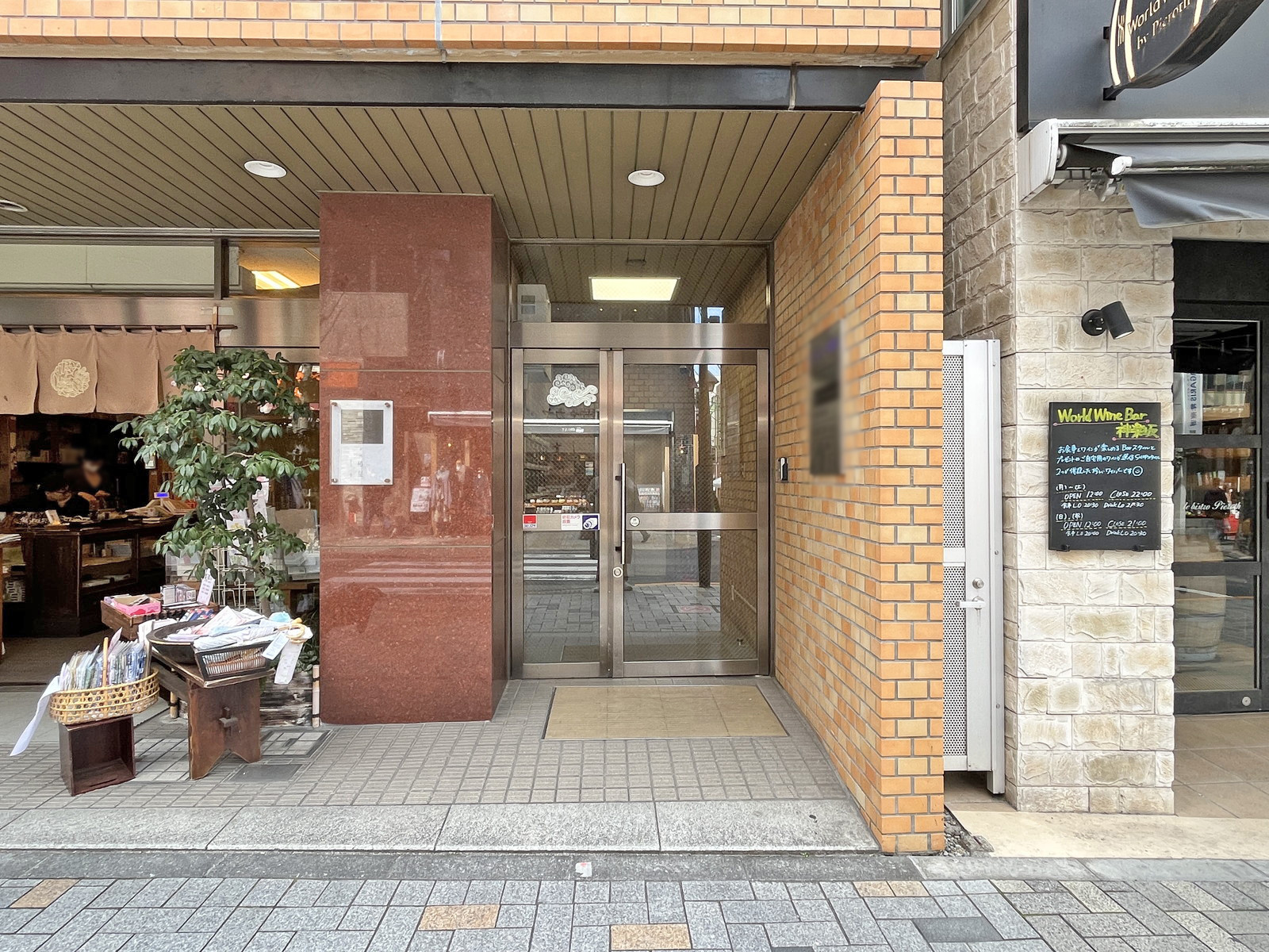 オフィスビル出入口