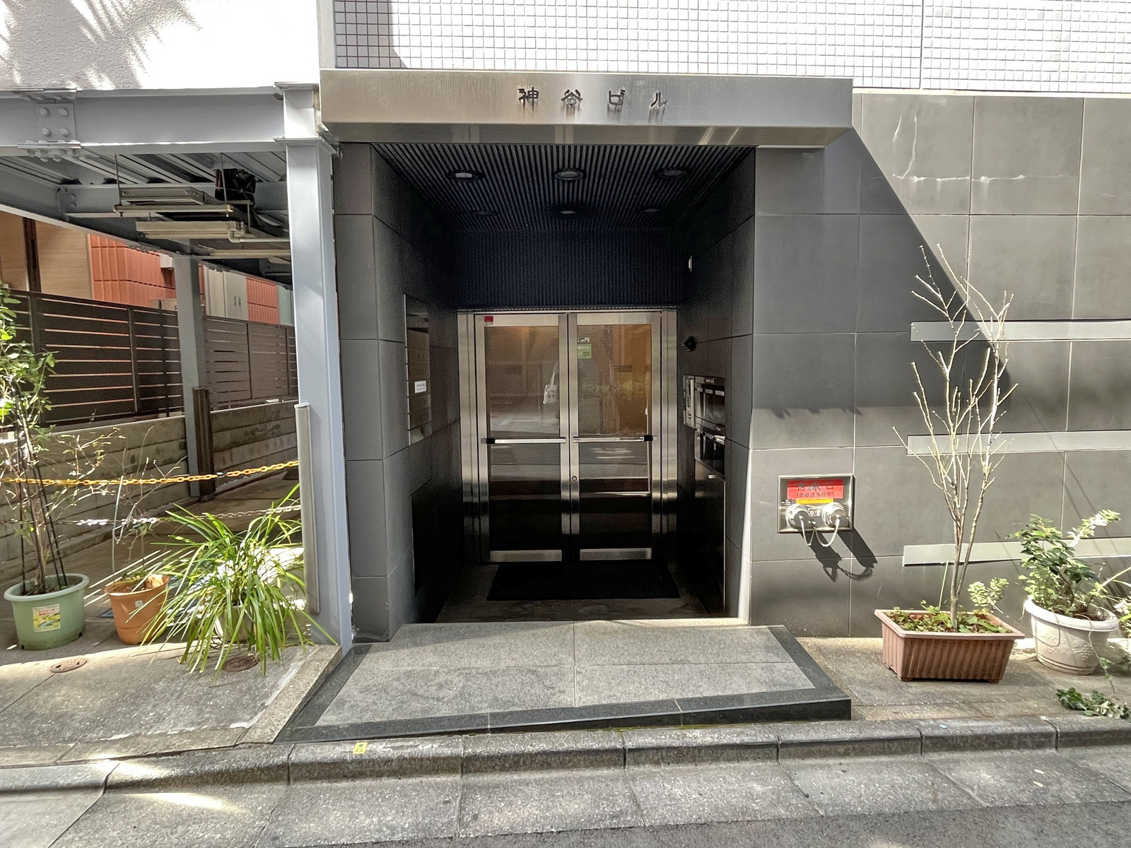 オフィスビル出入口