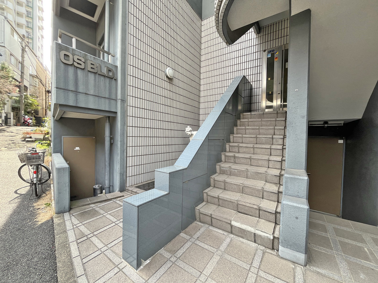 オフィスビル出入口