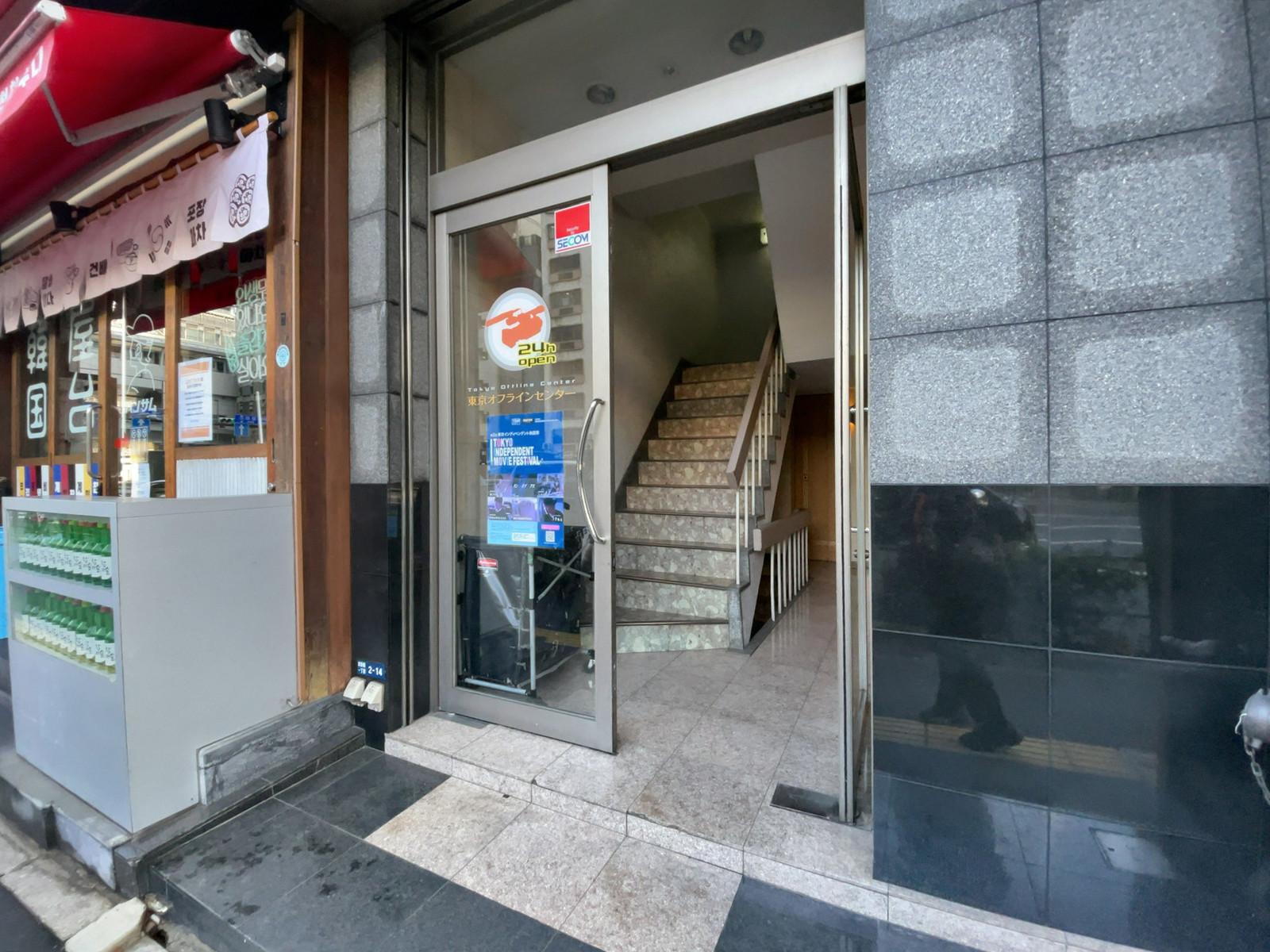 オフィスビル出入口