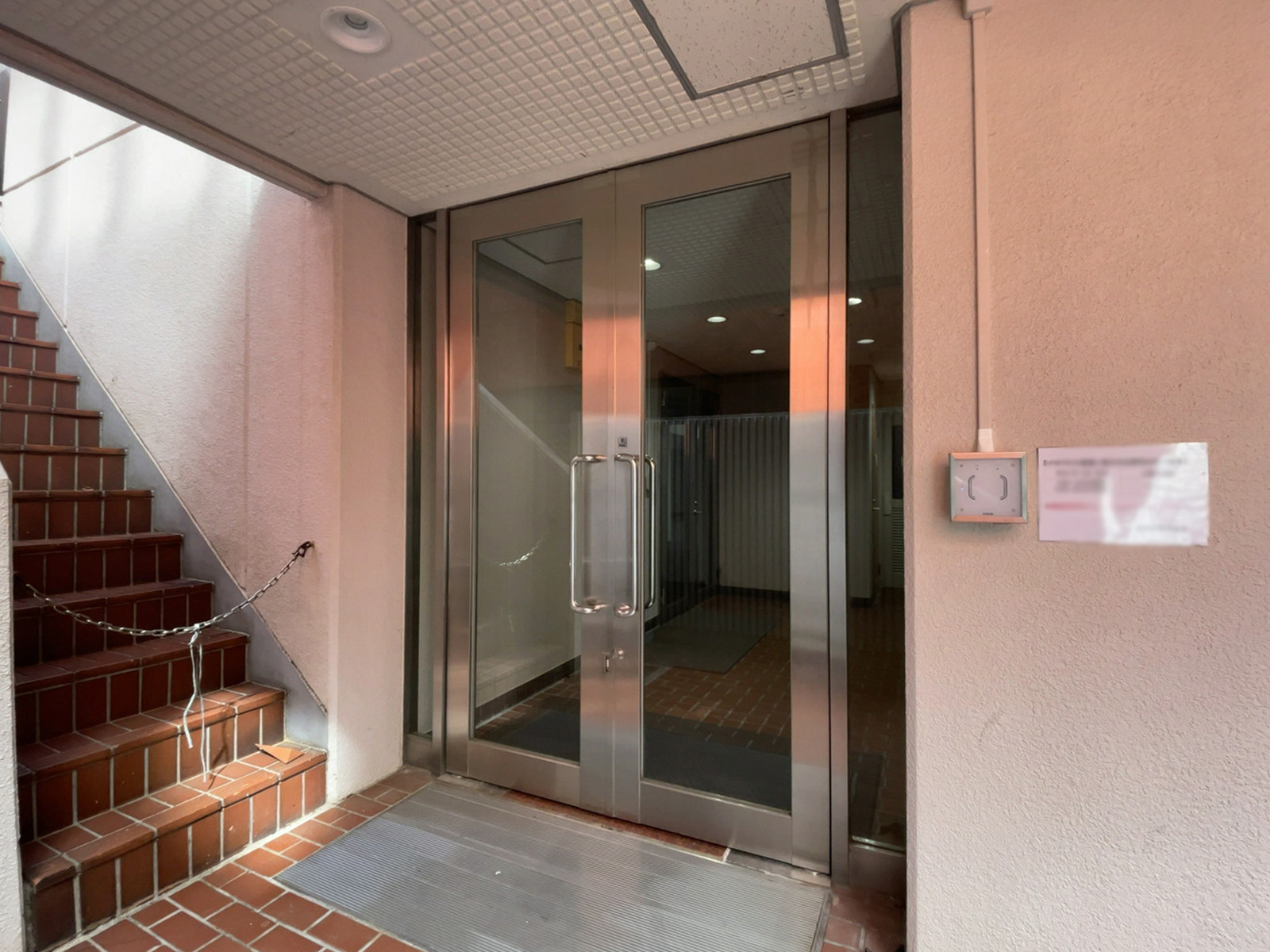 オフィスビル出入口（左側）