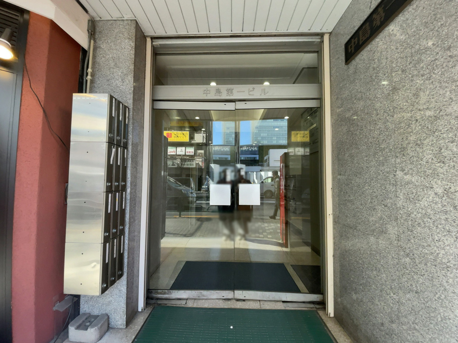 オフィスビル出入口