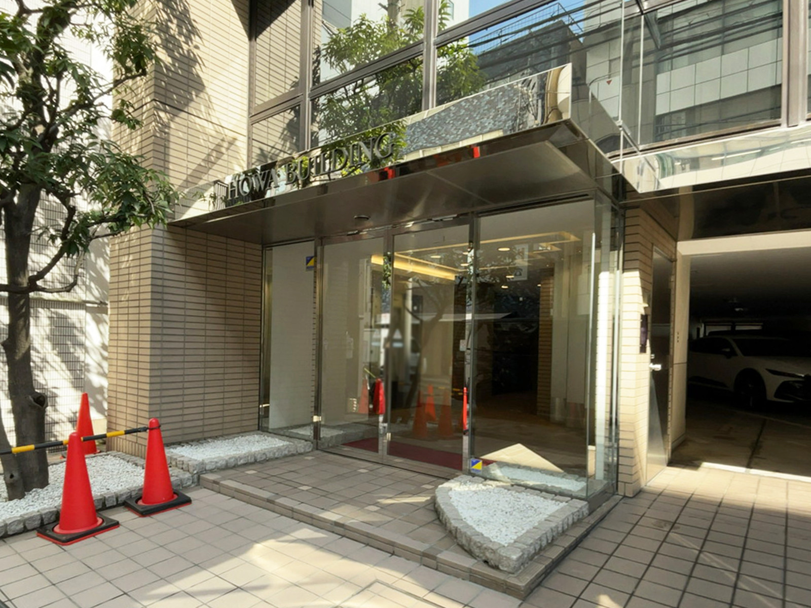 オフィスビル出入口