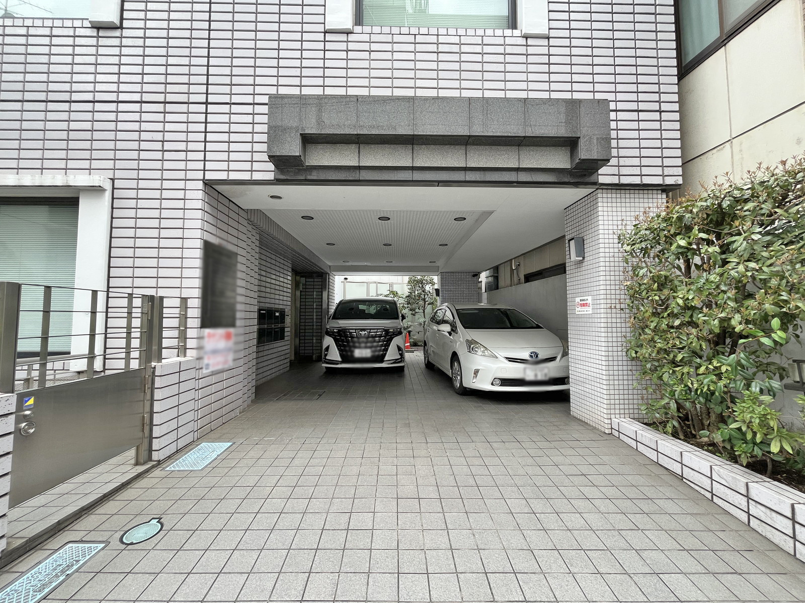 オフィスビル出入口