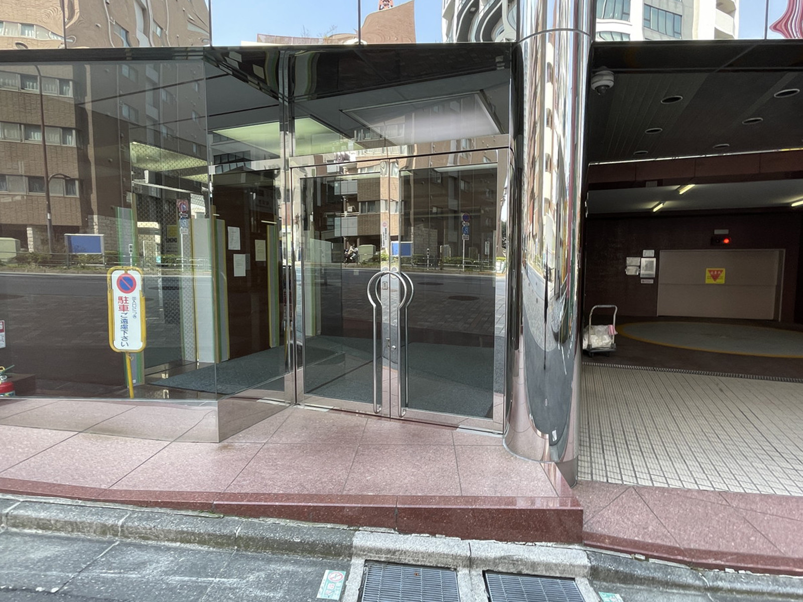 オフィスビル出入口