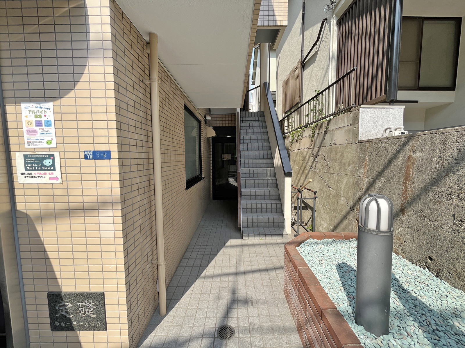 オフィスビル出入口