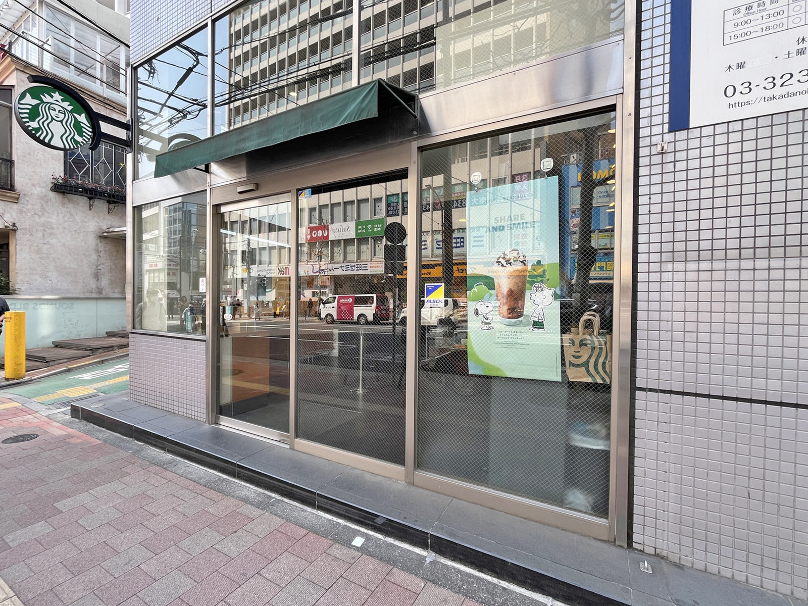 1階のスターバックスコーヒー高田馬場早稲田通り店
