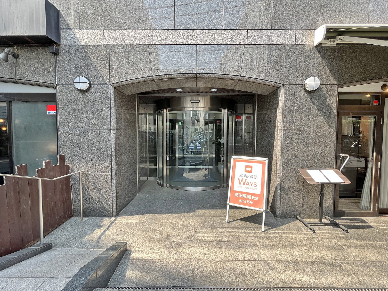 オフィスビル出入口