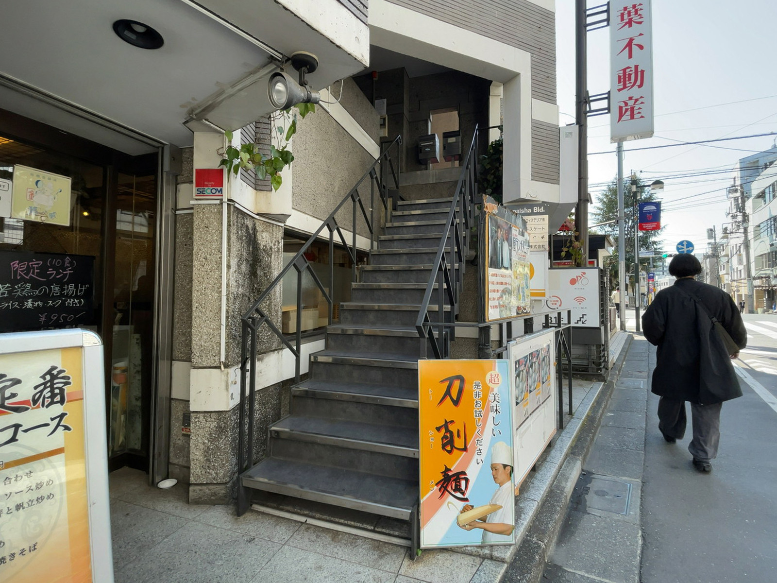 出入口前の階段