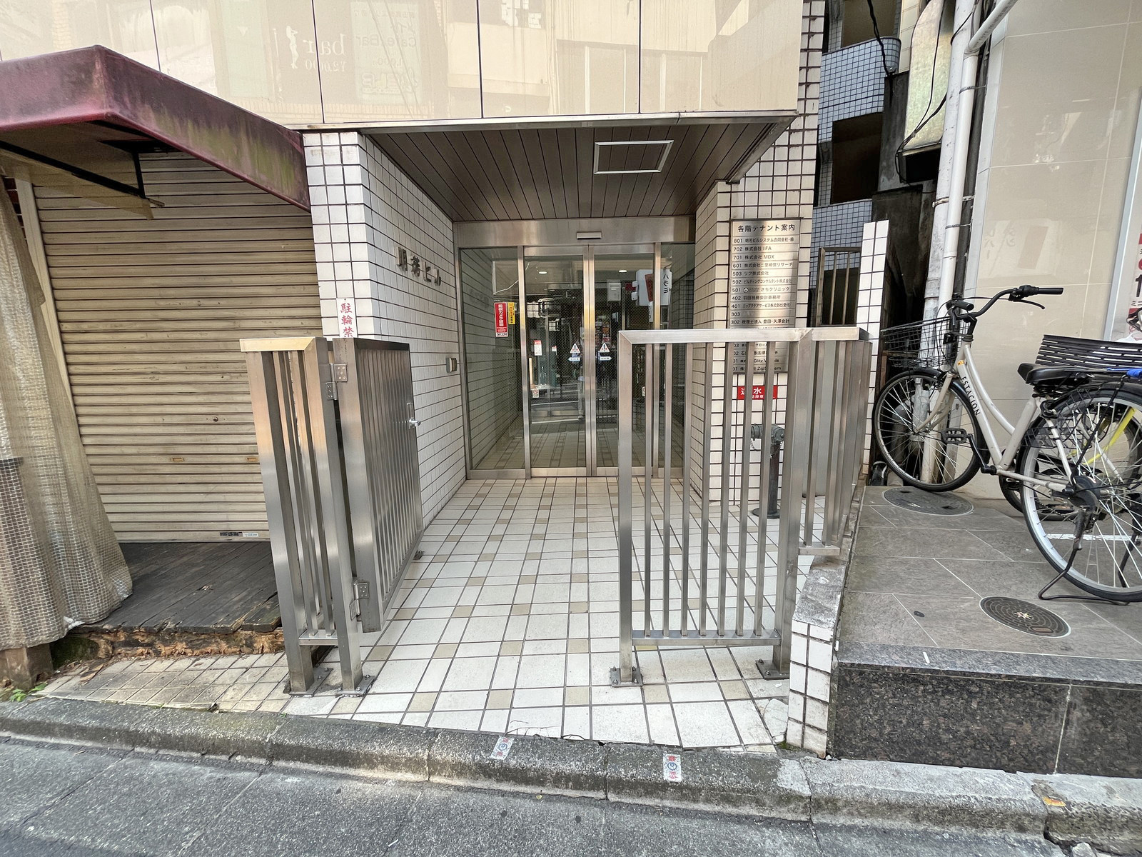 オフィスビル出入口