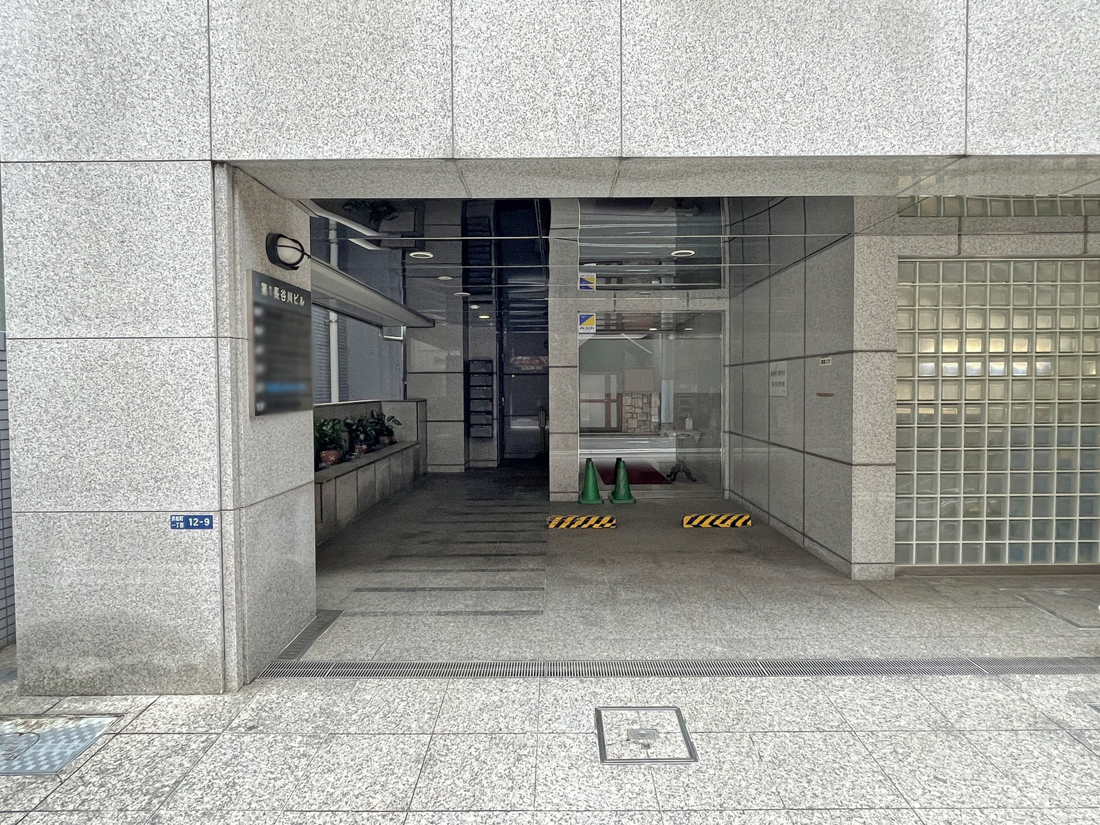 オフィスビル出入口