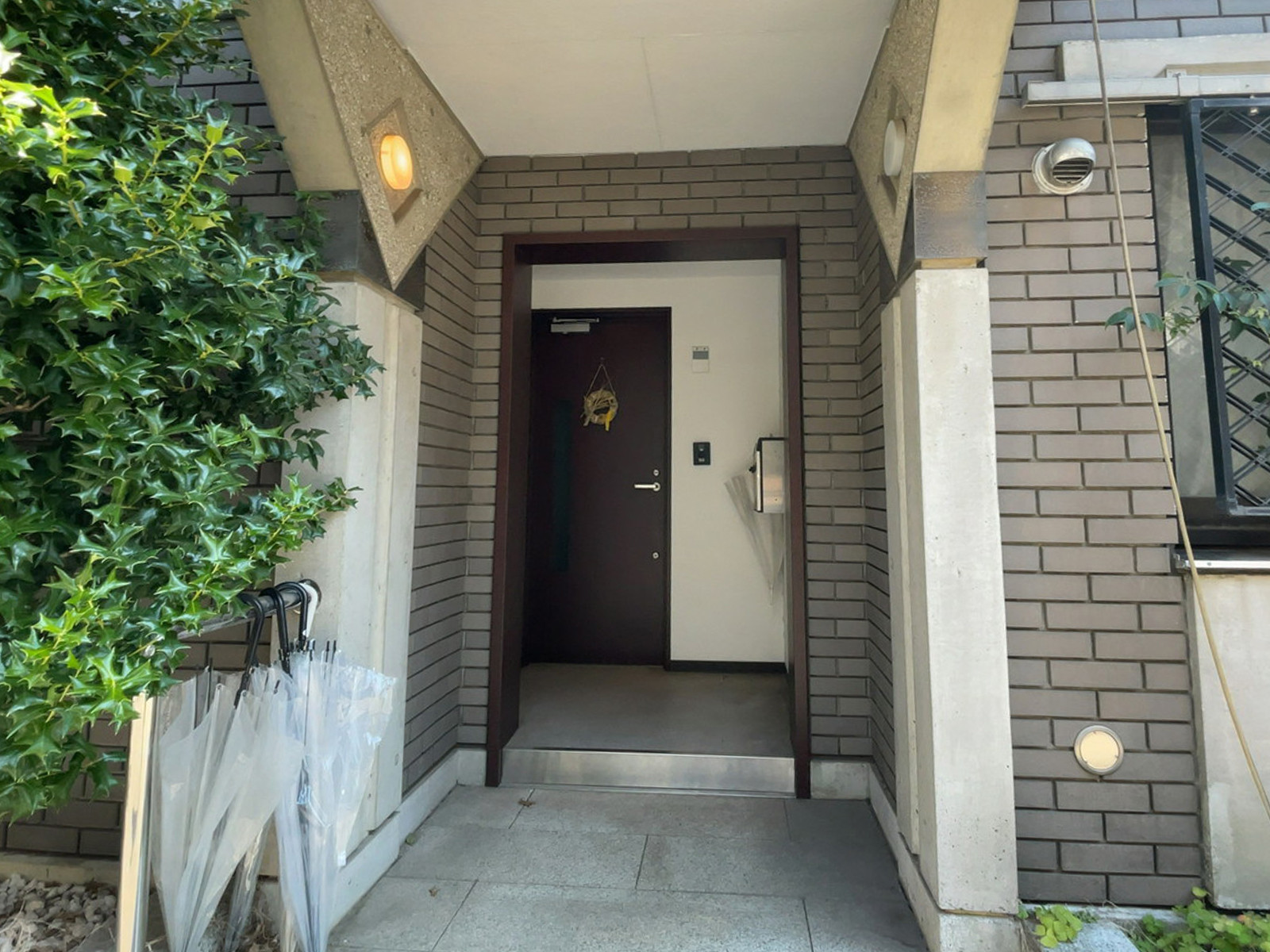 オフィスビル出入口