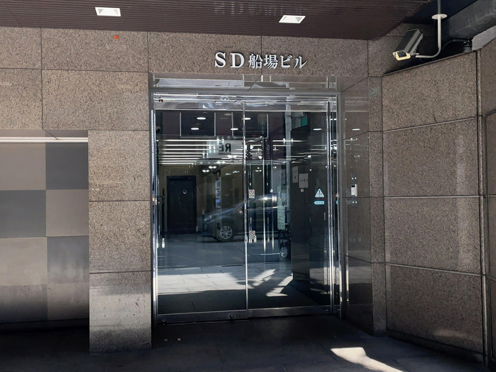 オフィスビル出入口