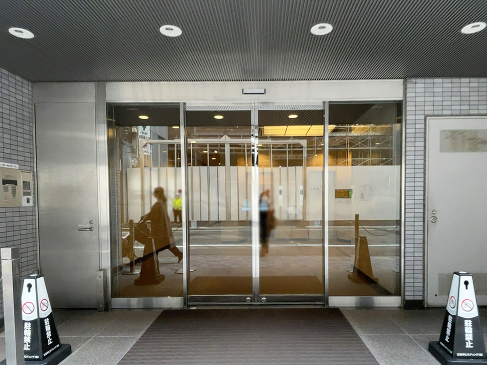 オフィスビル出入口