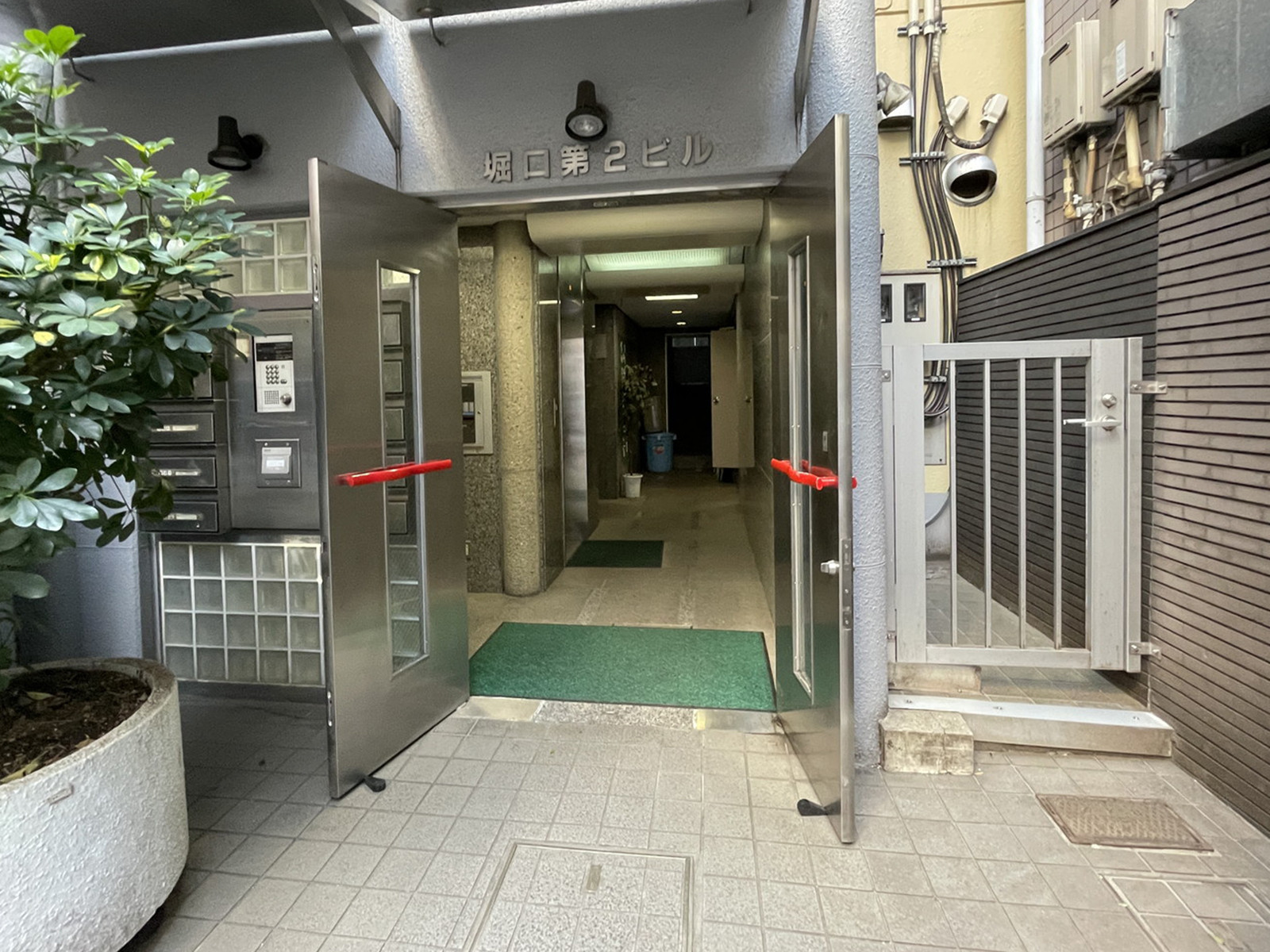 オフィスビル出入口