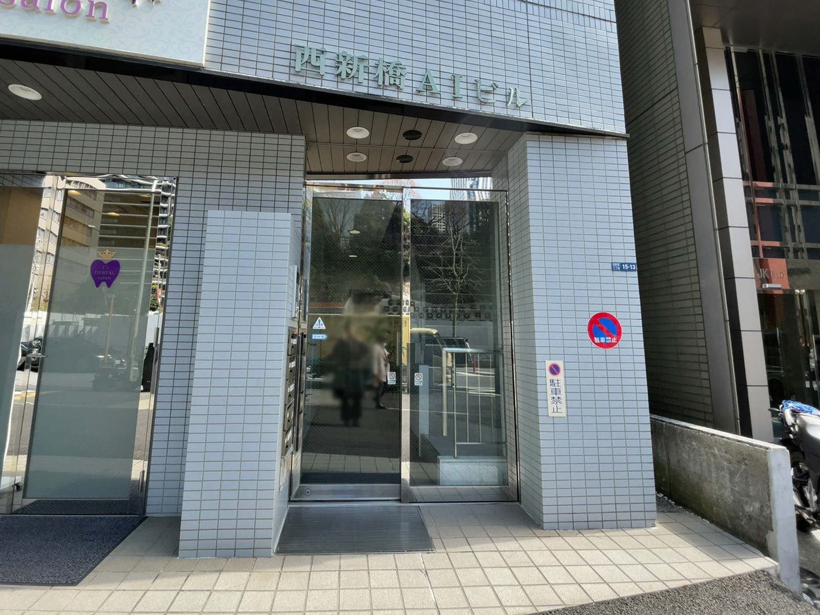 オフィスビル出入口
