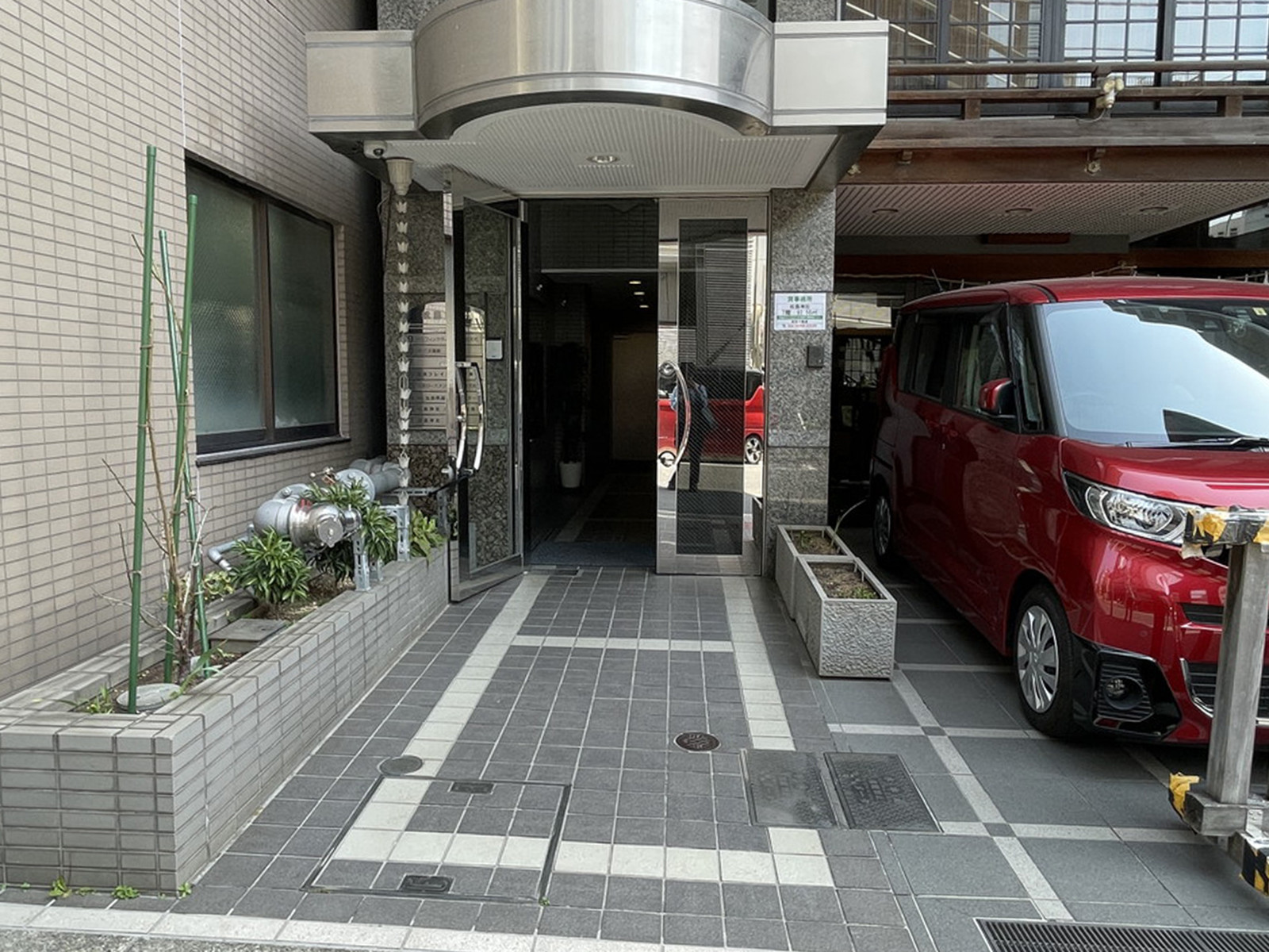 オフィスビル出入口