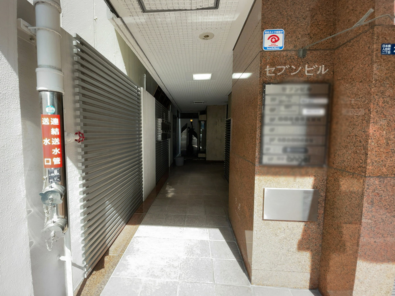 オフィスビル出入口