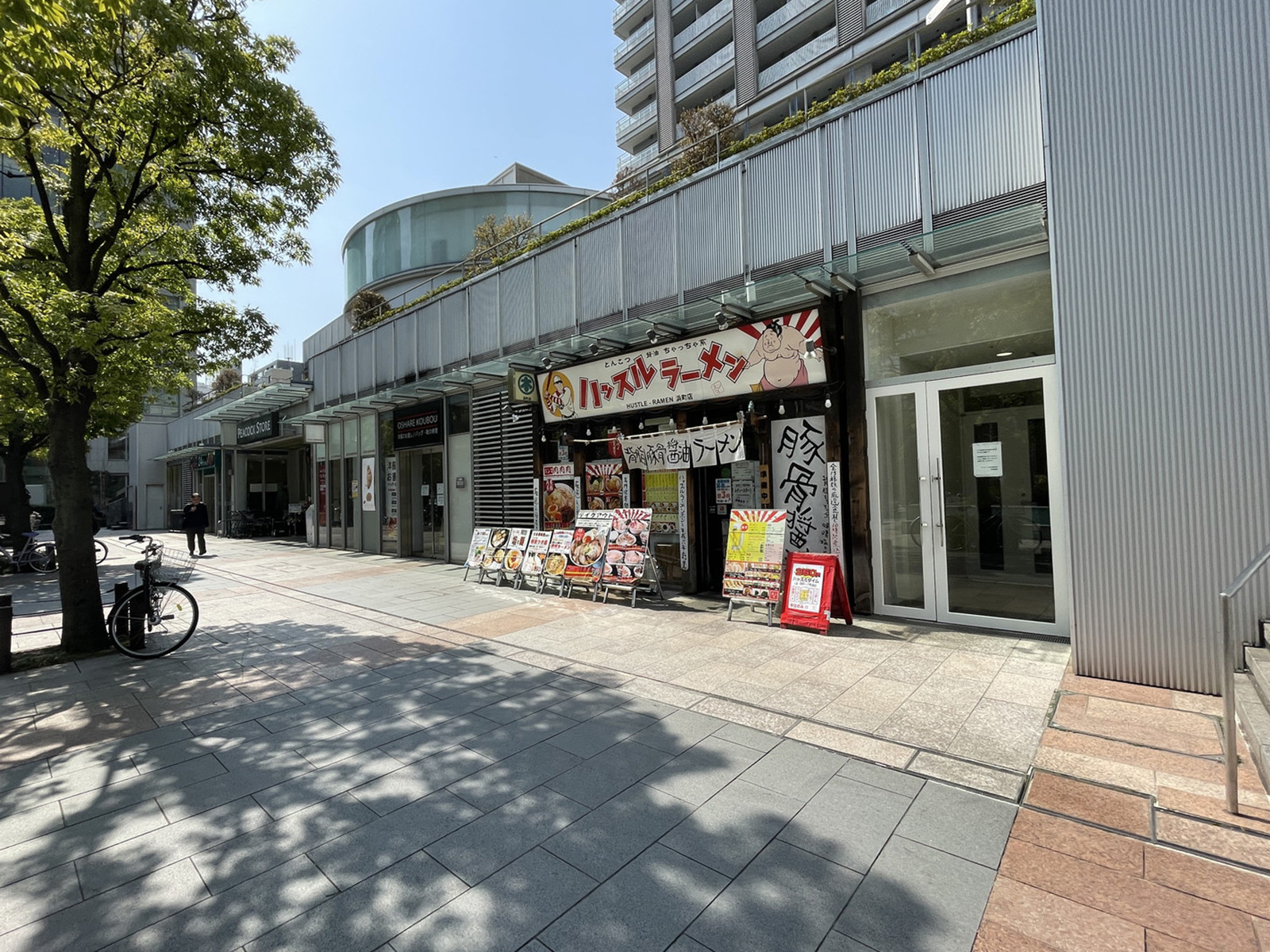 1階には店舗が複数入居