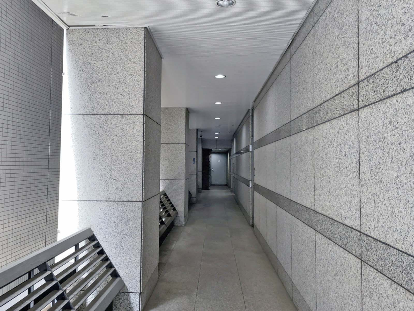 入口前の通路