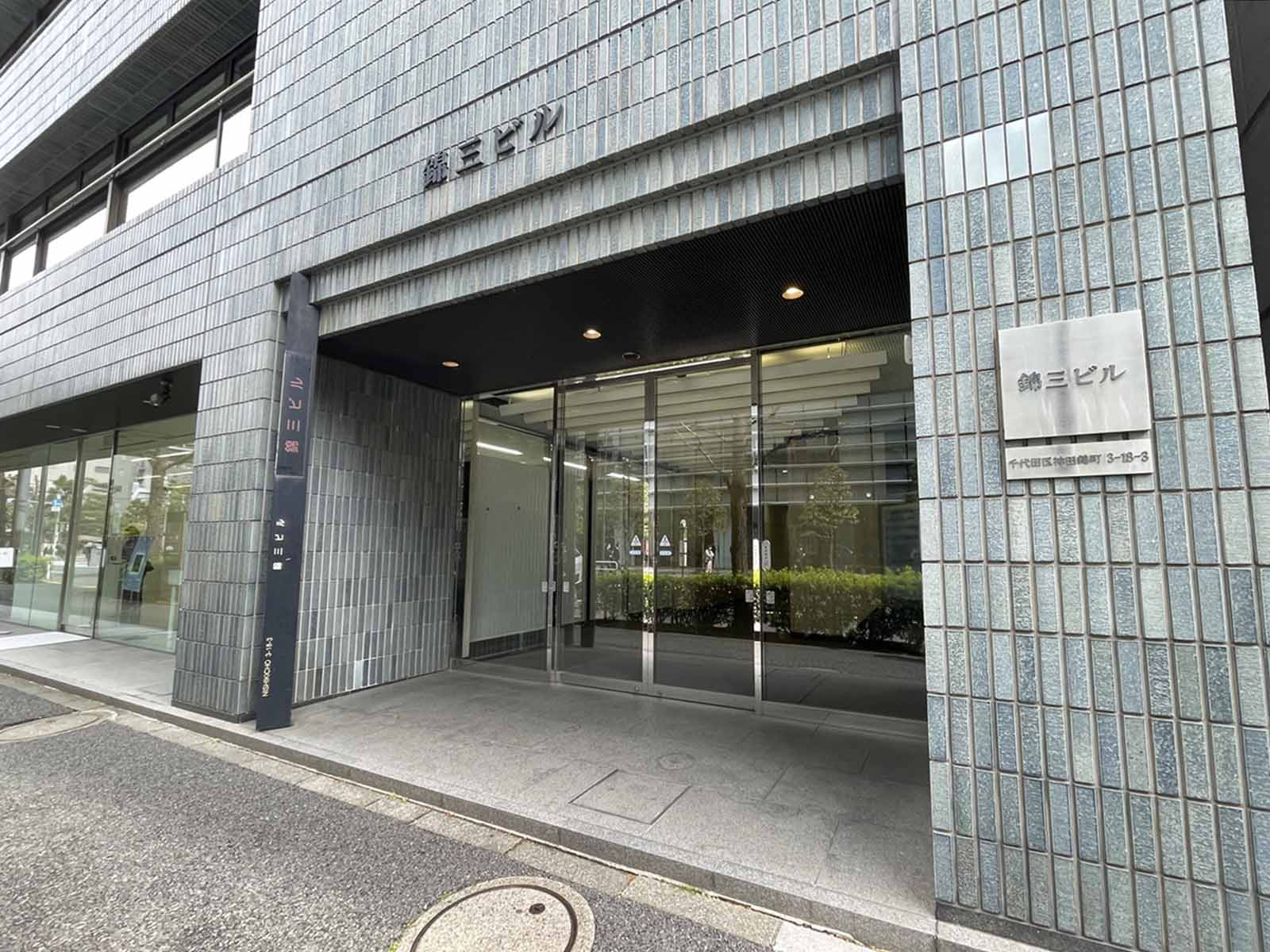 オフィスビル出入口