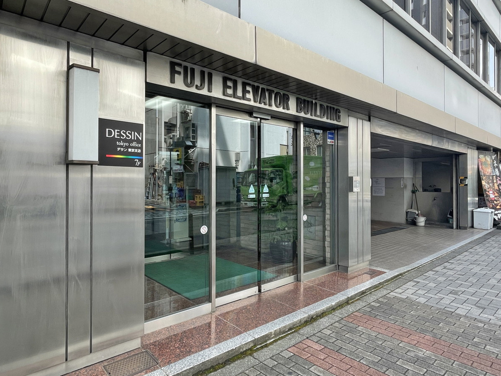 オフィスビル出入口