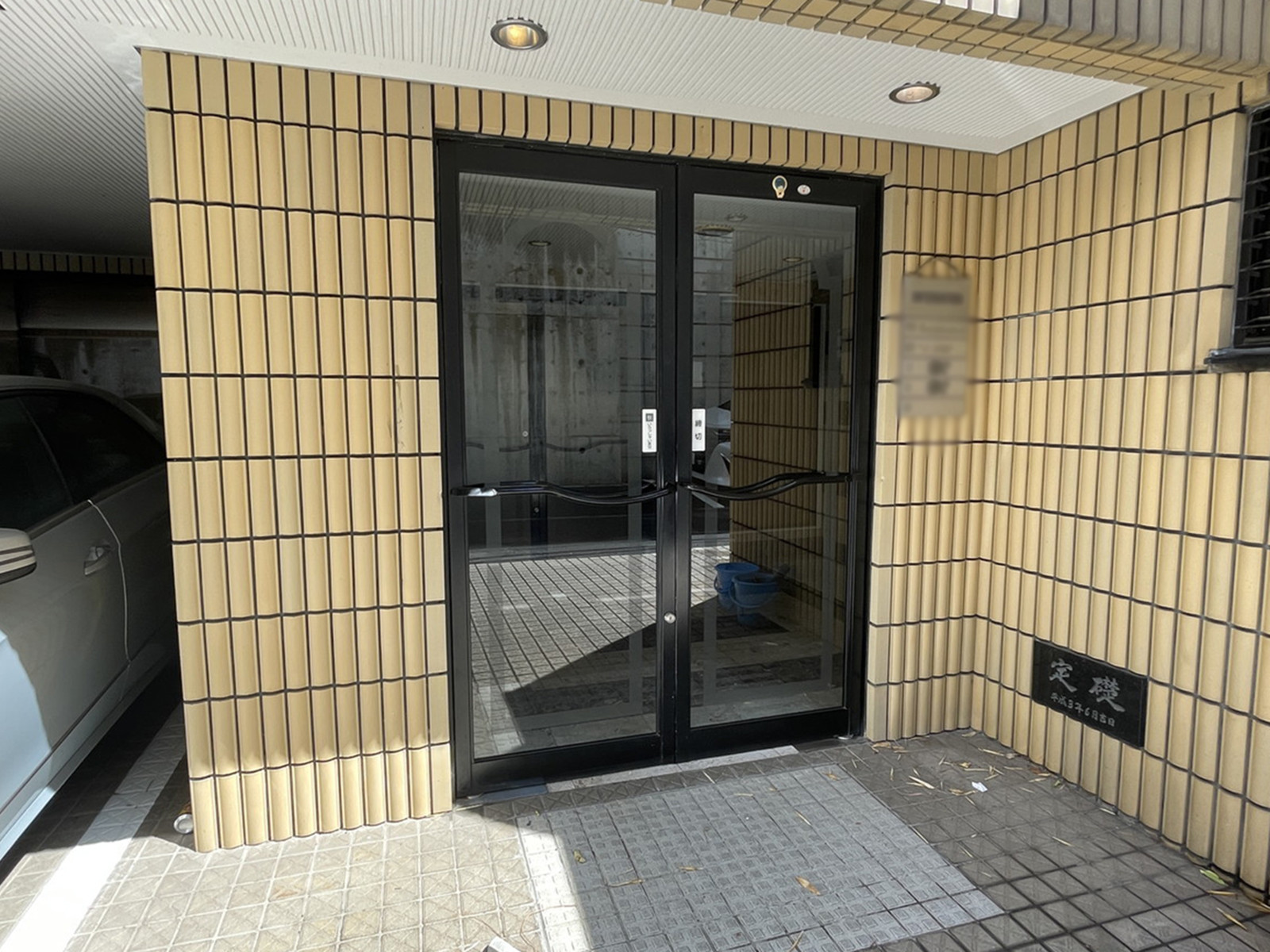 オフィスビル出入口