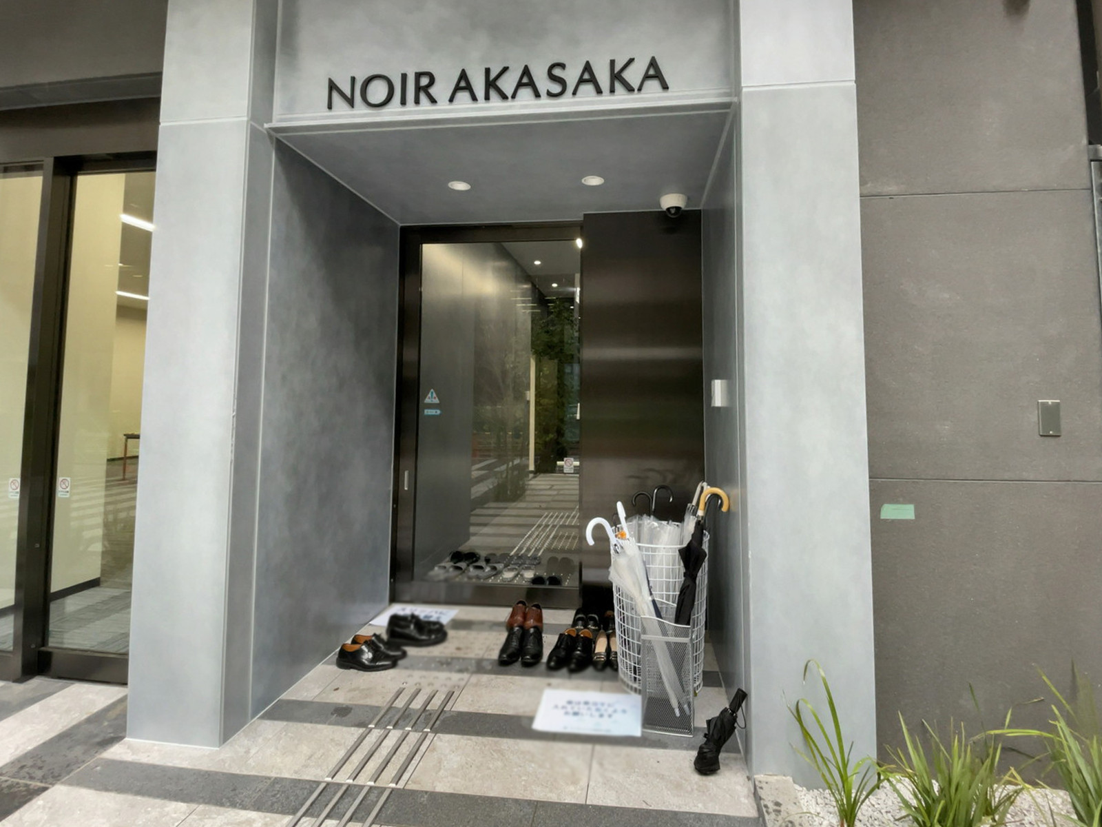 オフィスビル出入口