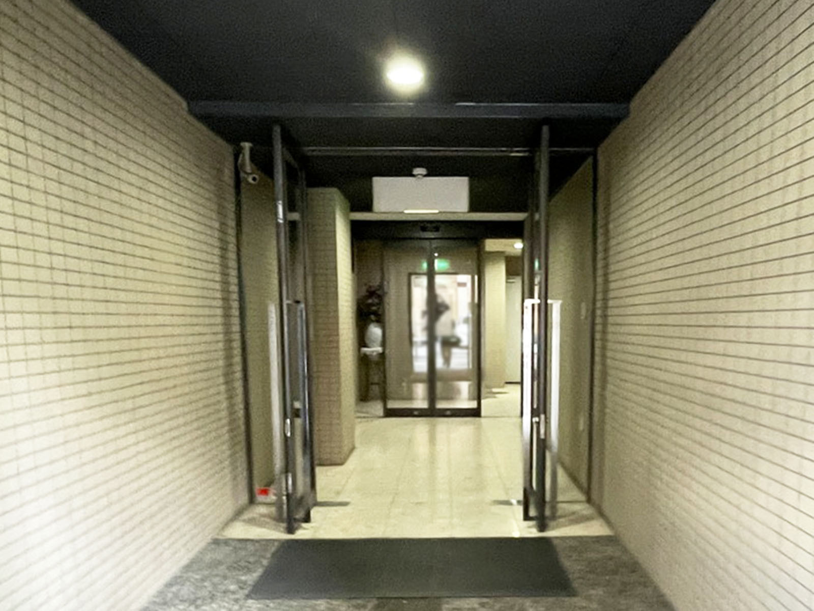 オフィスビル出入口