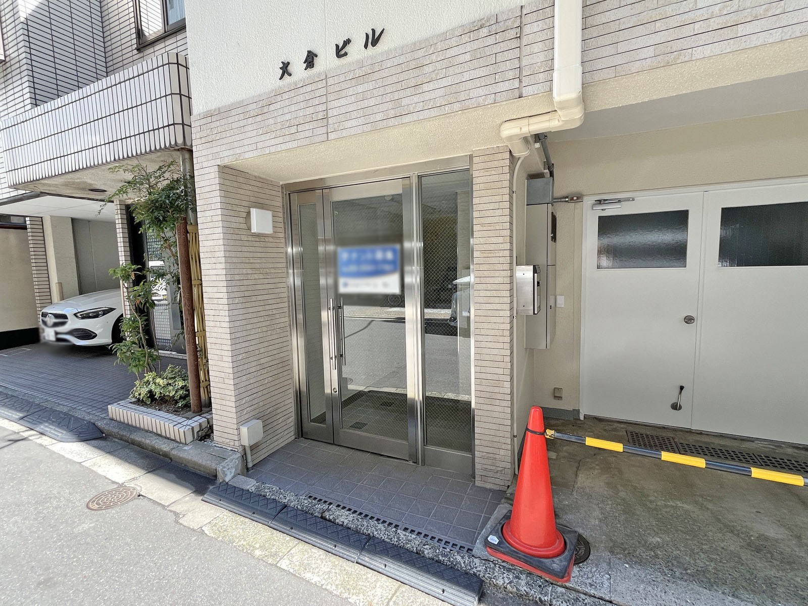 オフィスビル出入口