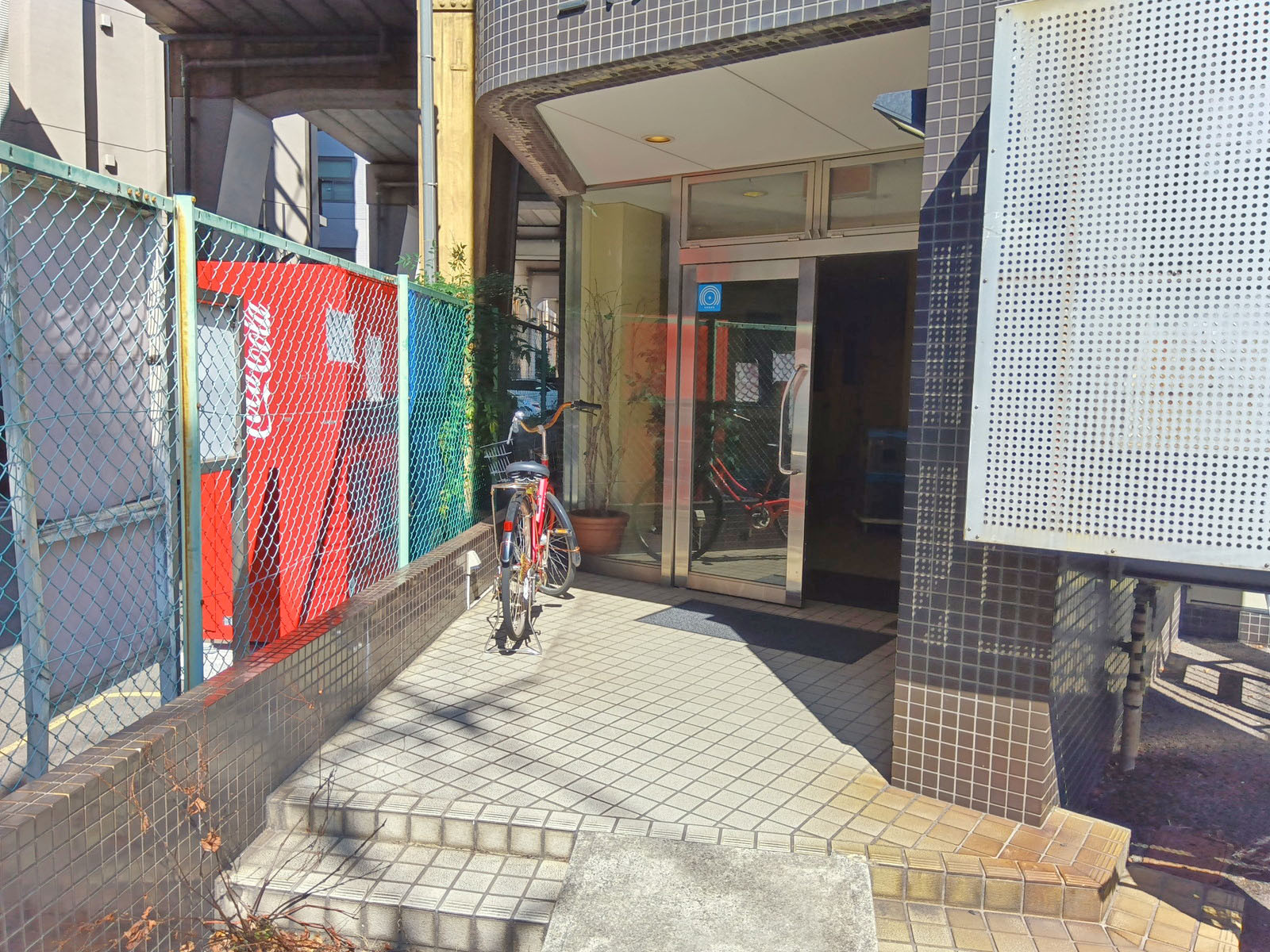 オフィスビル出入口