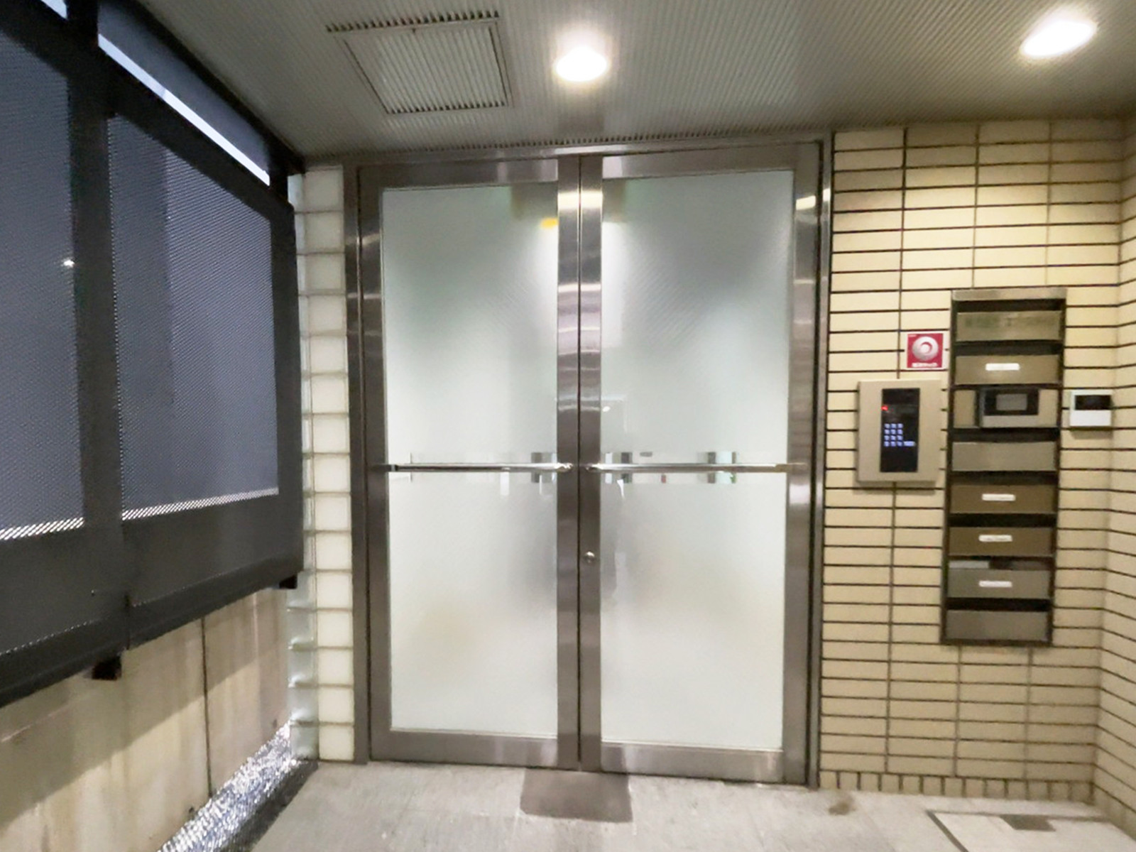 オフィスビル出入口