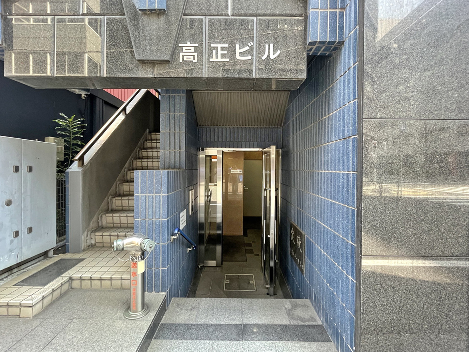 オフィスビル出入口