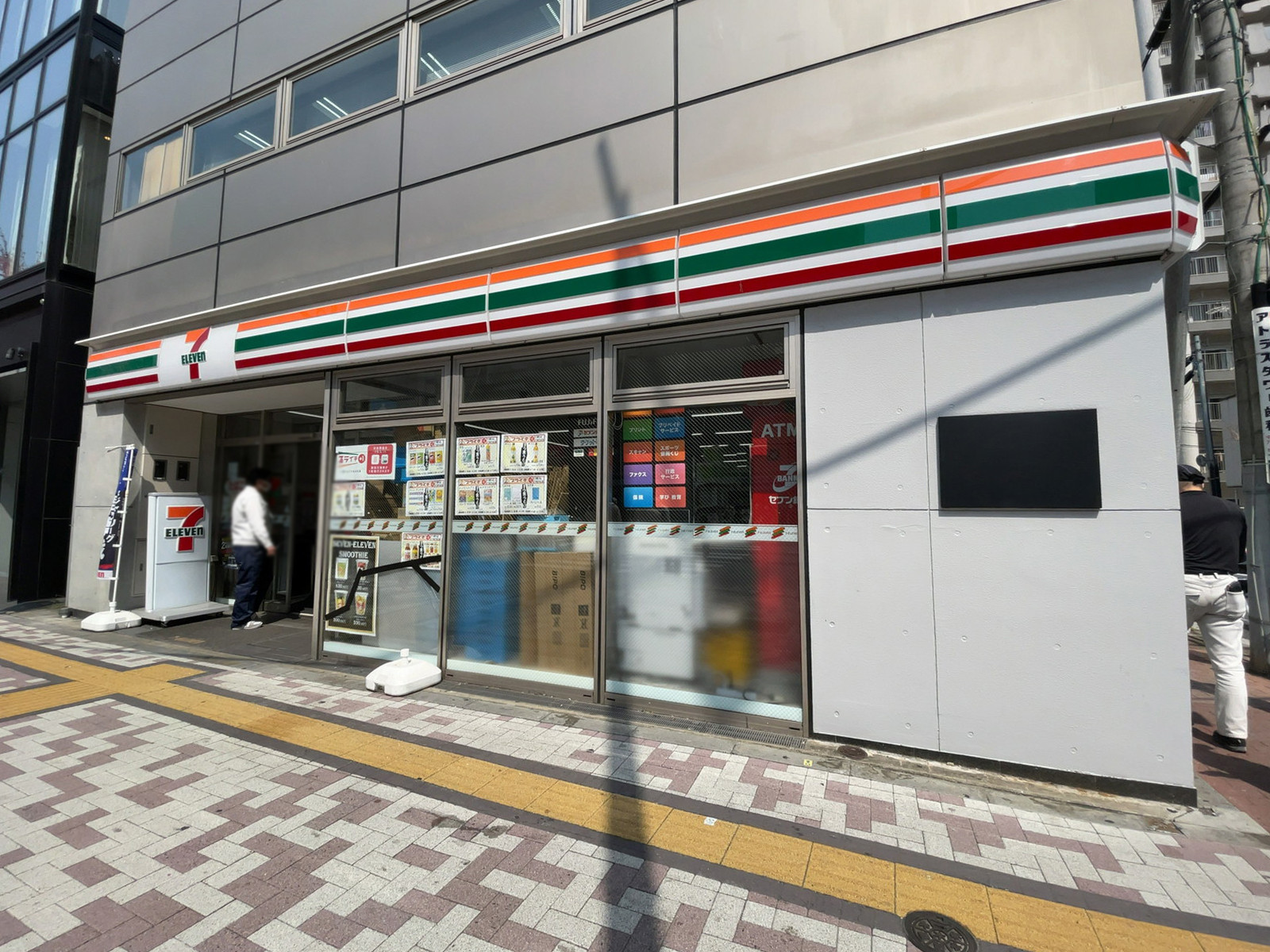 1階のセブン-イレブン 目黒青葉台2丁目店