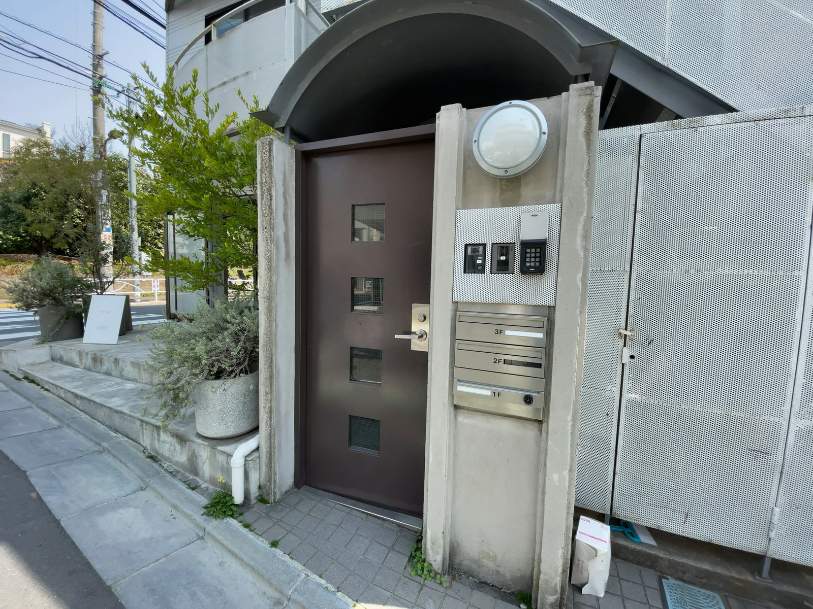 オフィスビル出入口