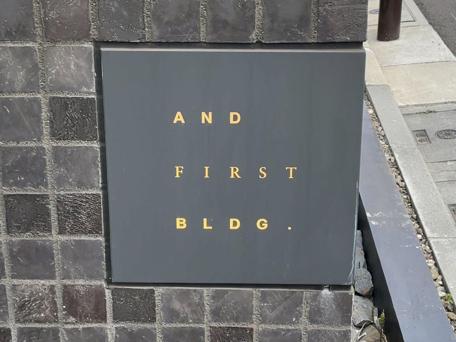 ネームプレート：AND FIRST BLDG.