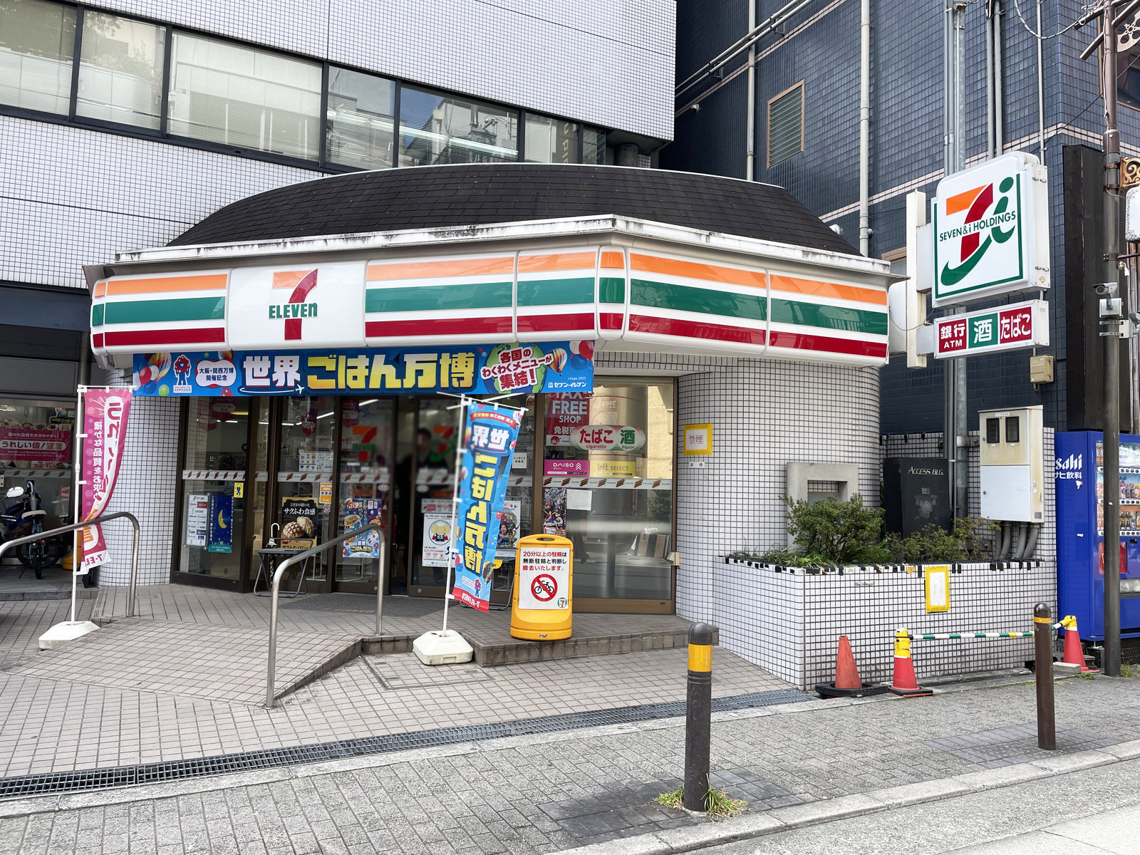 1階のセブン-イレブン 大阪西天満4丁目店