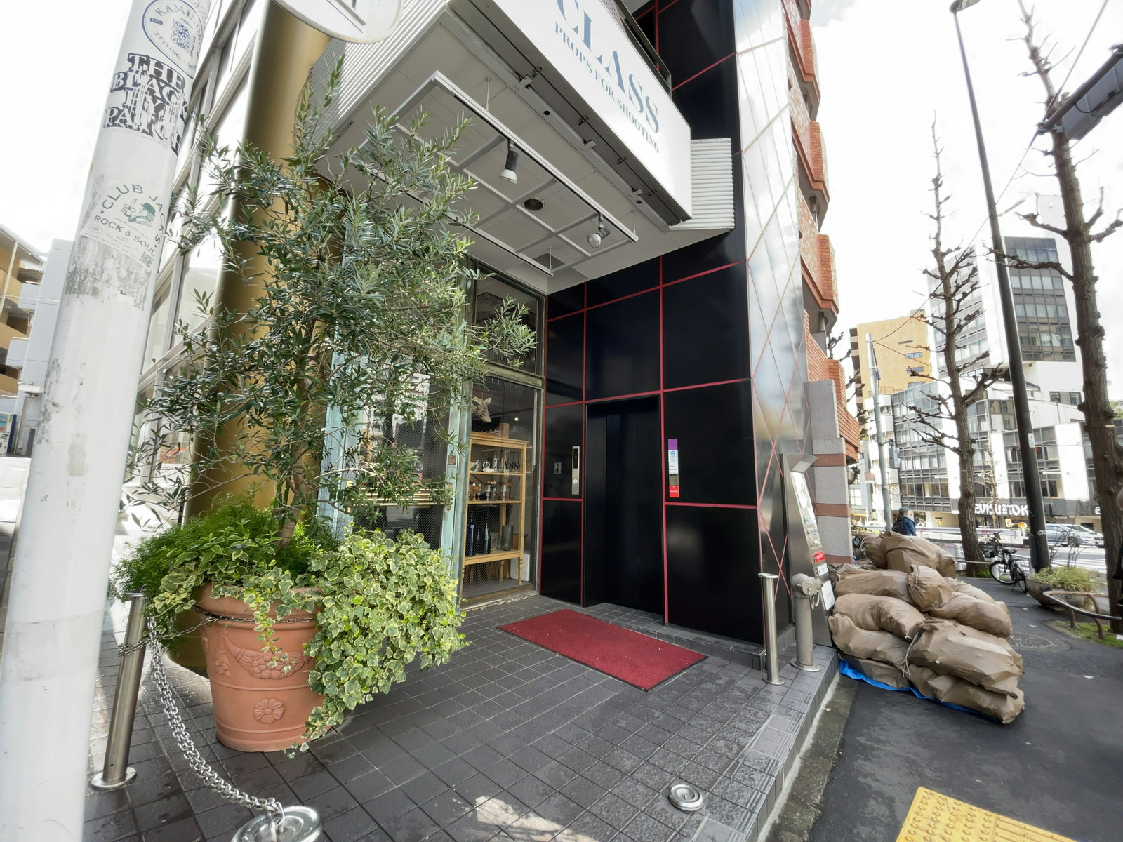 オフィスビル出入口