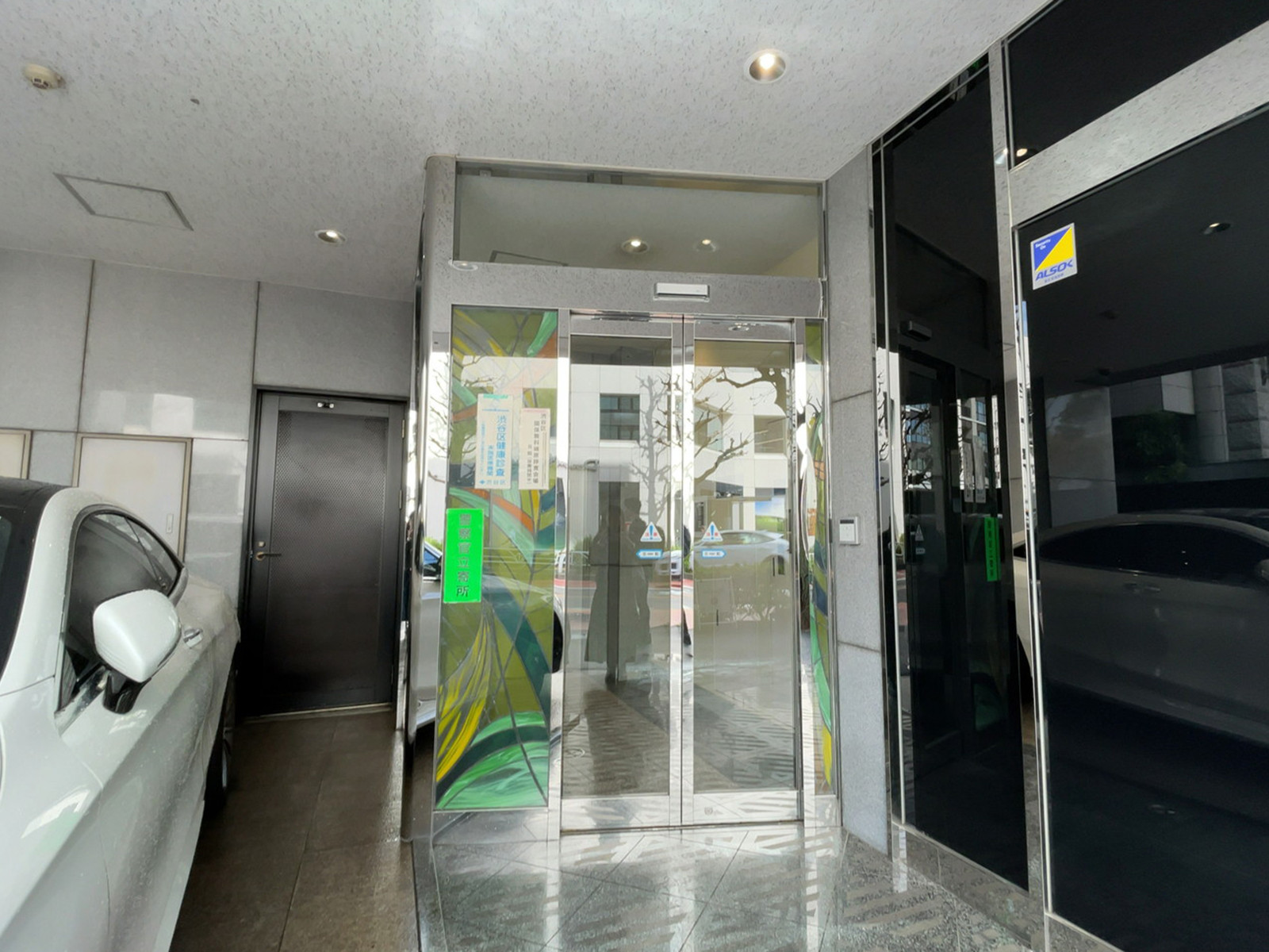 オフィスビル出入口