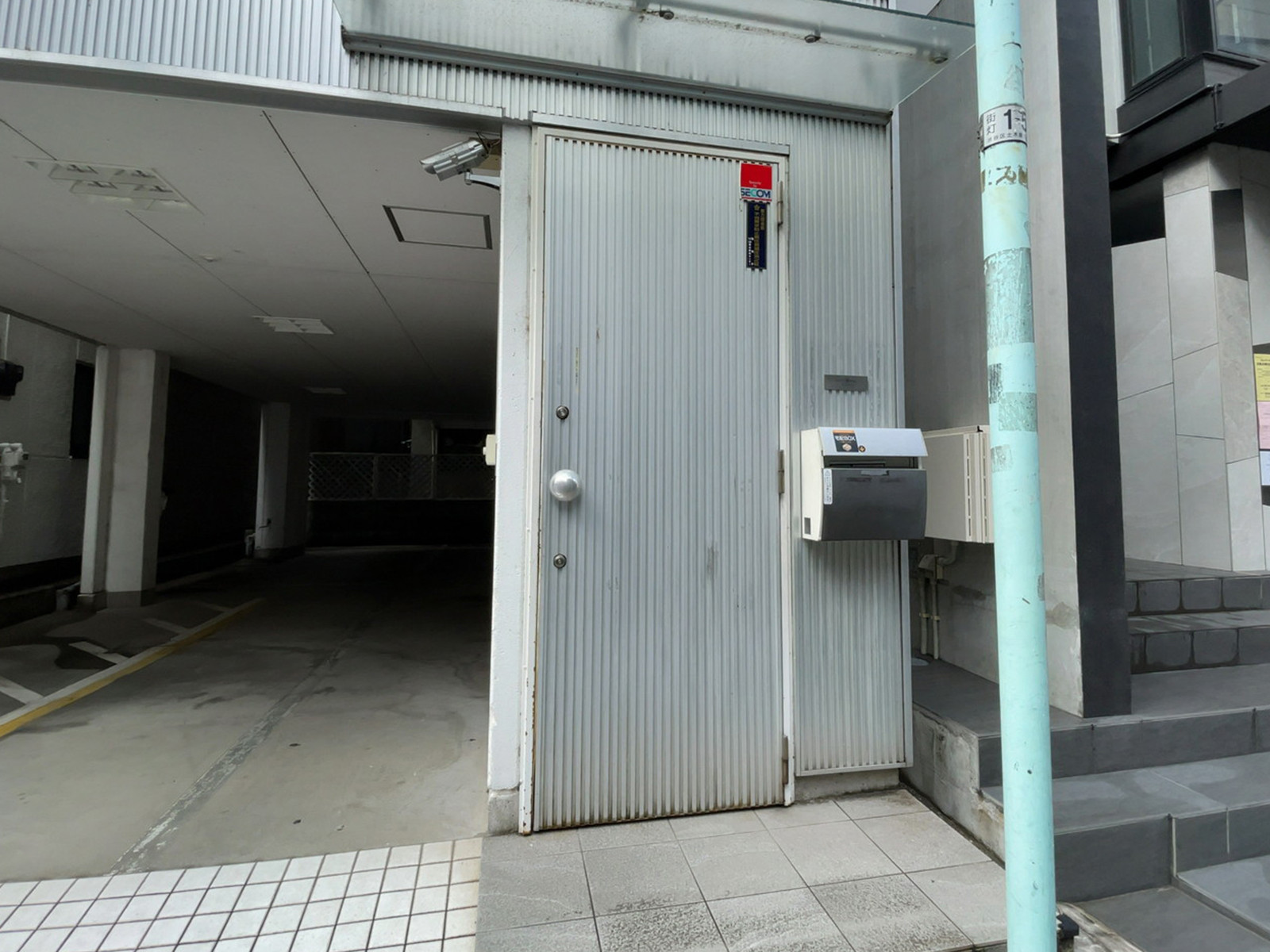オフィスビル出入口