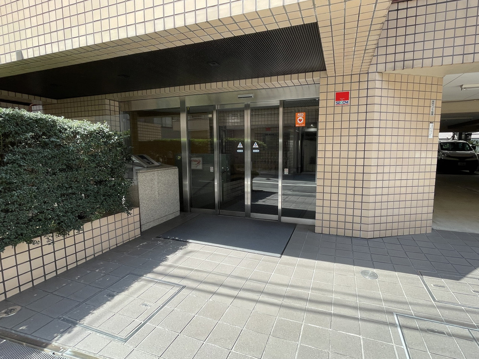 オフィスビル出入口