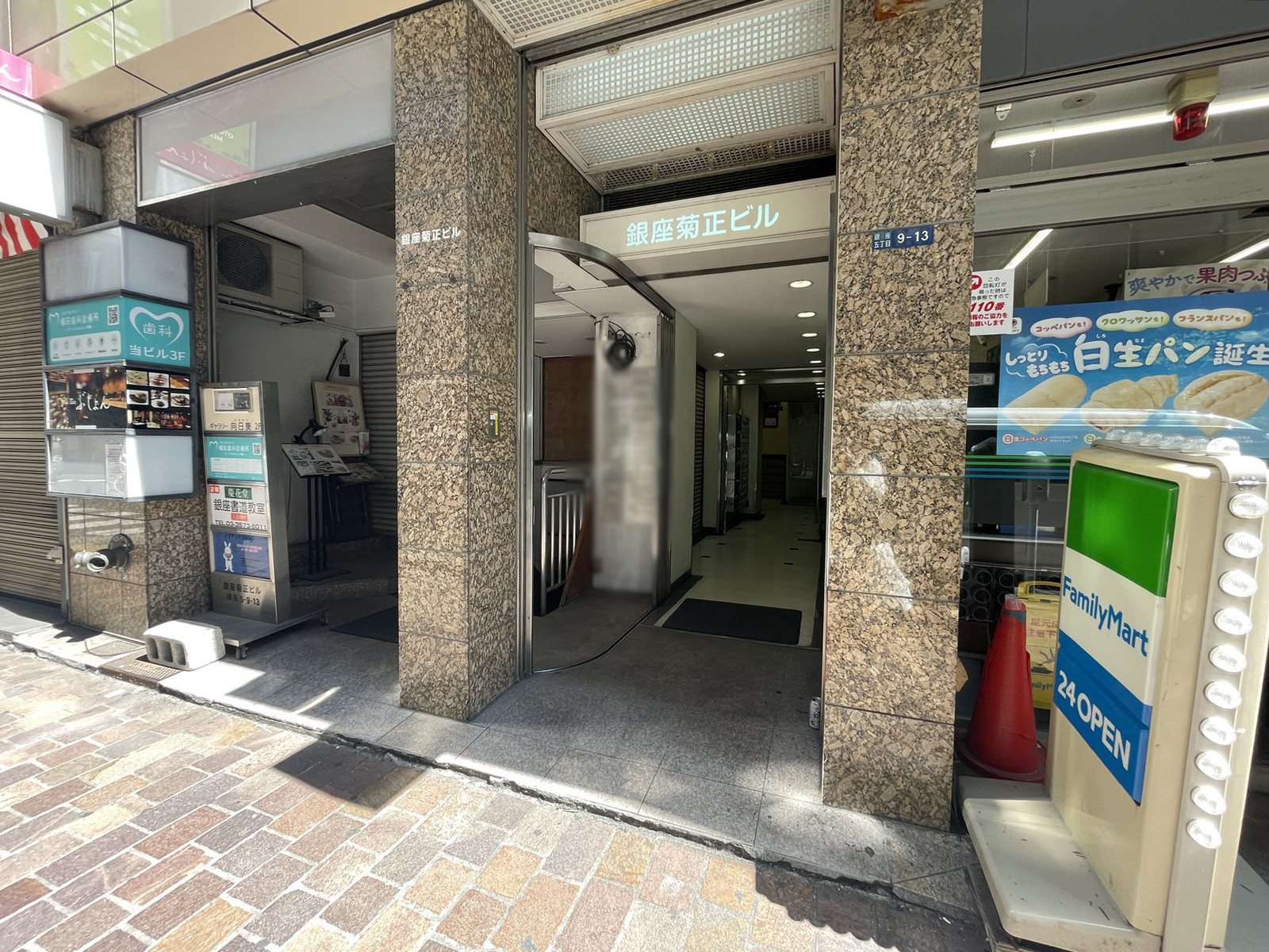 オフィスビル出入口